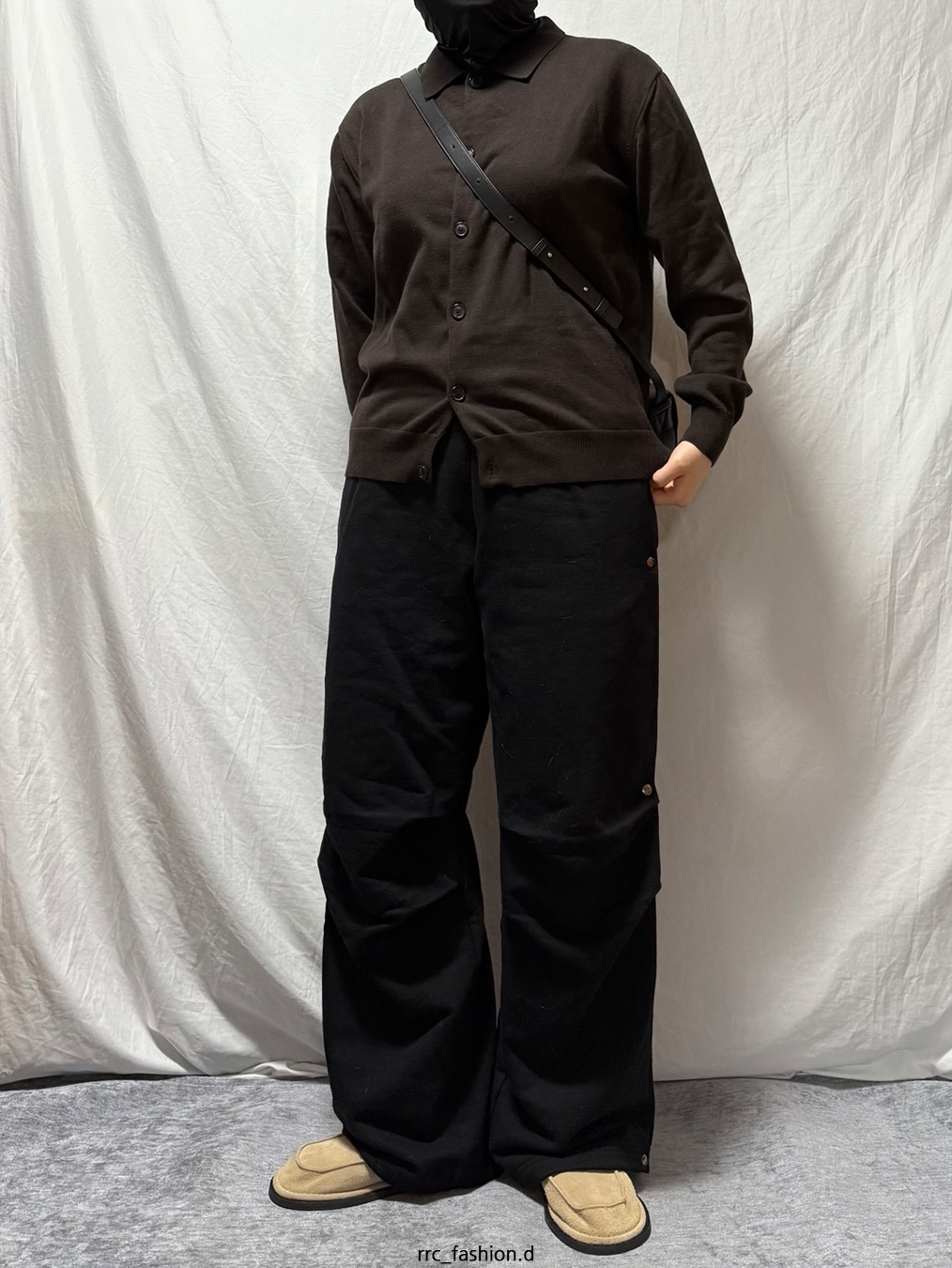 Bottega Veneta Lambskin Leather Cassette Black 착용 스타일 - 1