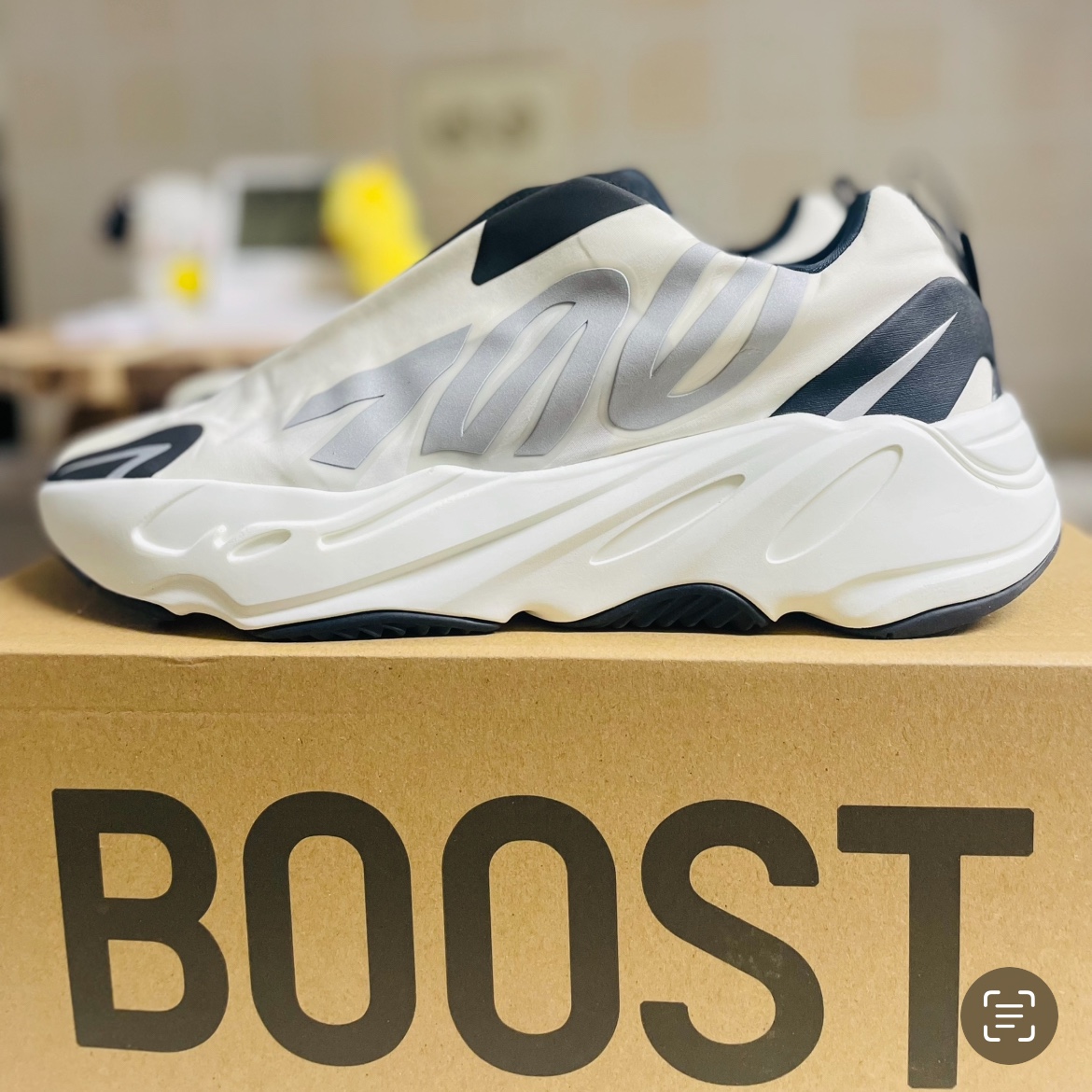 Adidas Yeezy Boost 700 MNVN Analog, Adidas Yeezy Boost 700 MNVN Orange 착용 스타일 - 2