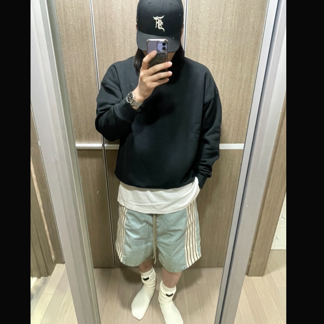 Essentials x New Era Sized Cap Black, Fear of God Striped Insert Shorts Blue 착용 스타일