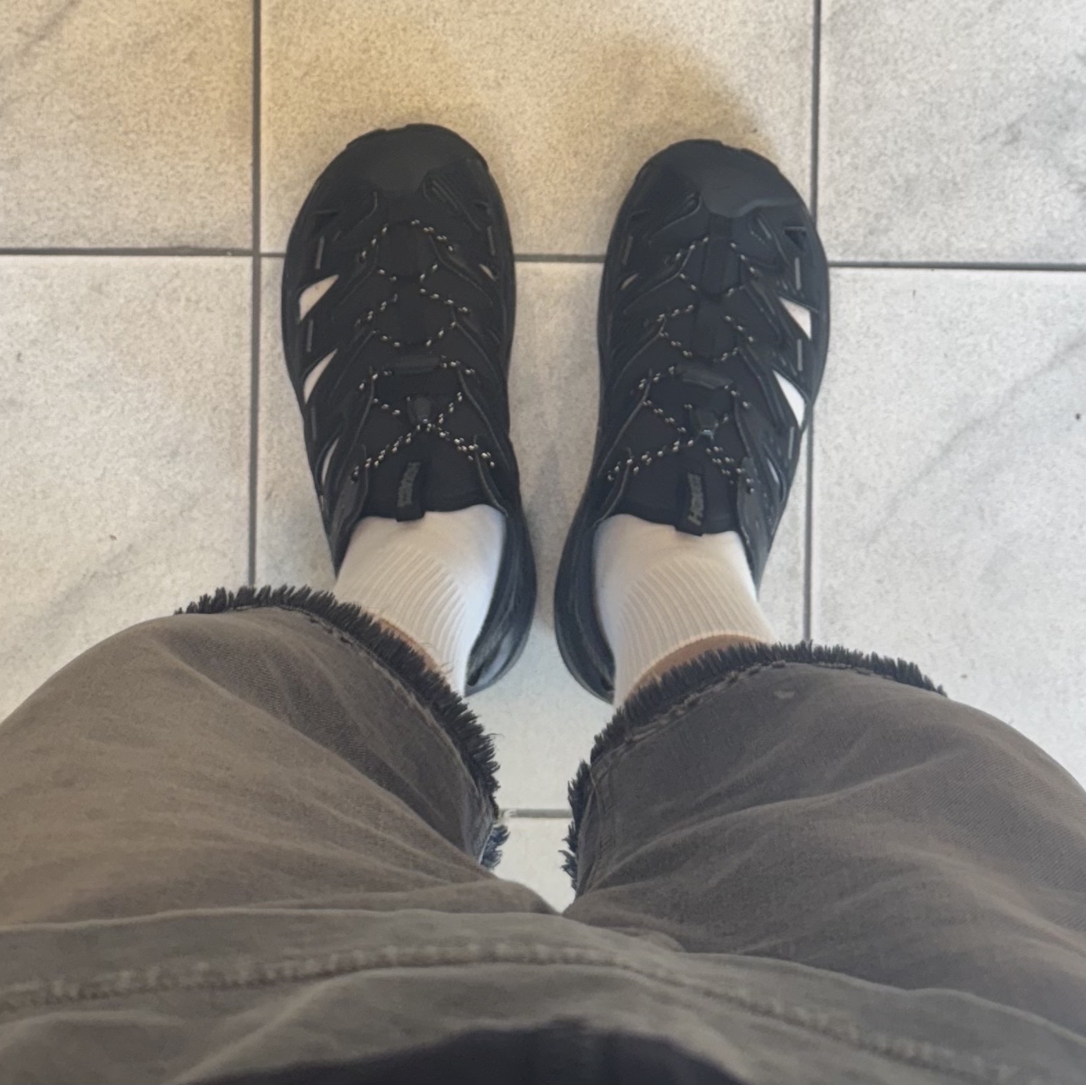 Hoka Hopara Black Castle Rock 착용 스타일