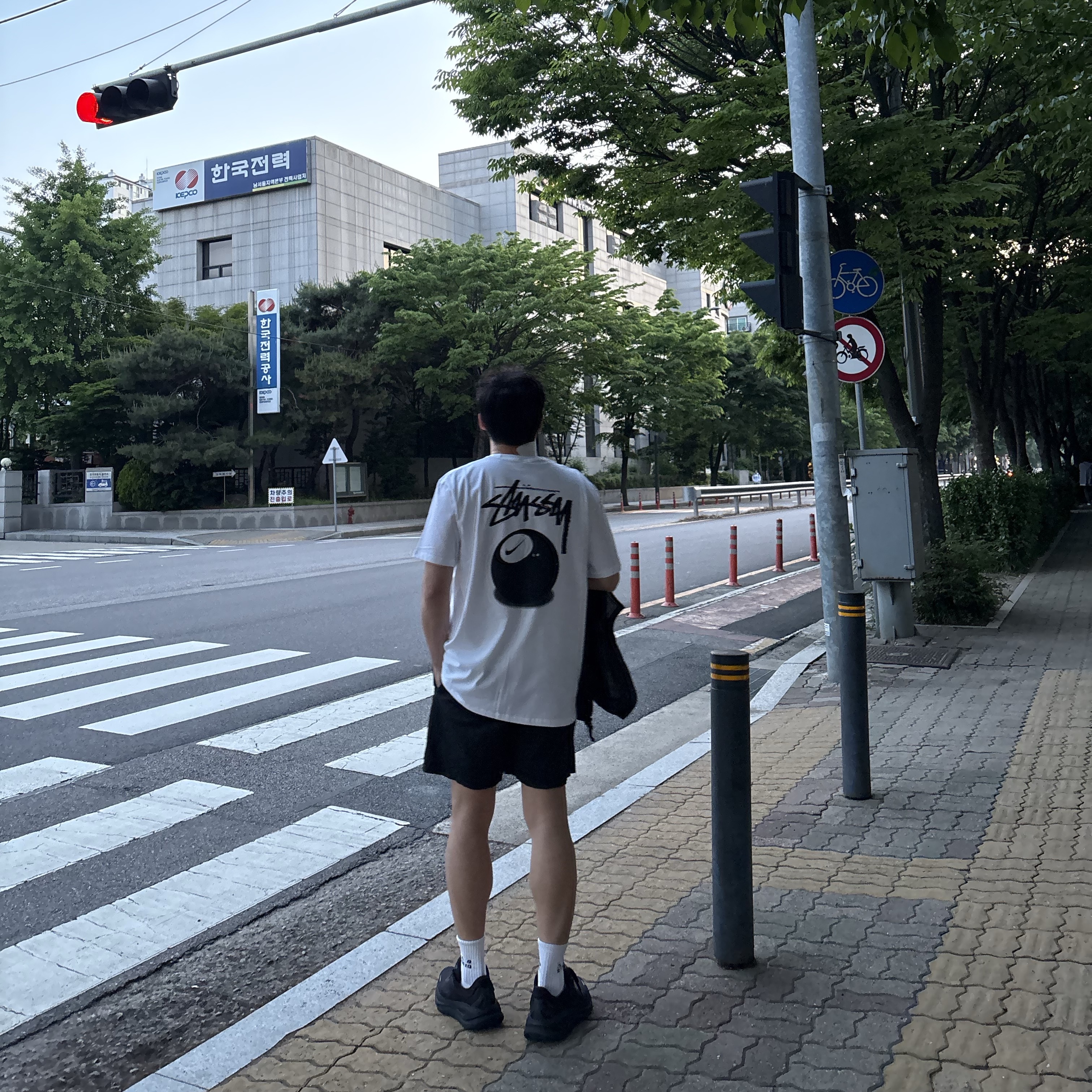 Nike x Stussy NRG FL SS 8 Ball T-Shirt White (DO9322-100), IAB Studio Socks White (5 Pack) 착용 스타일