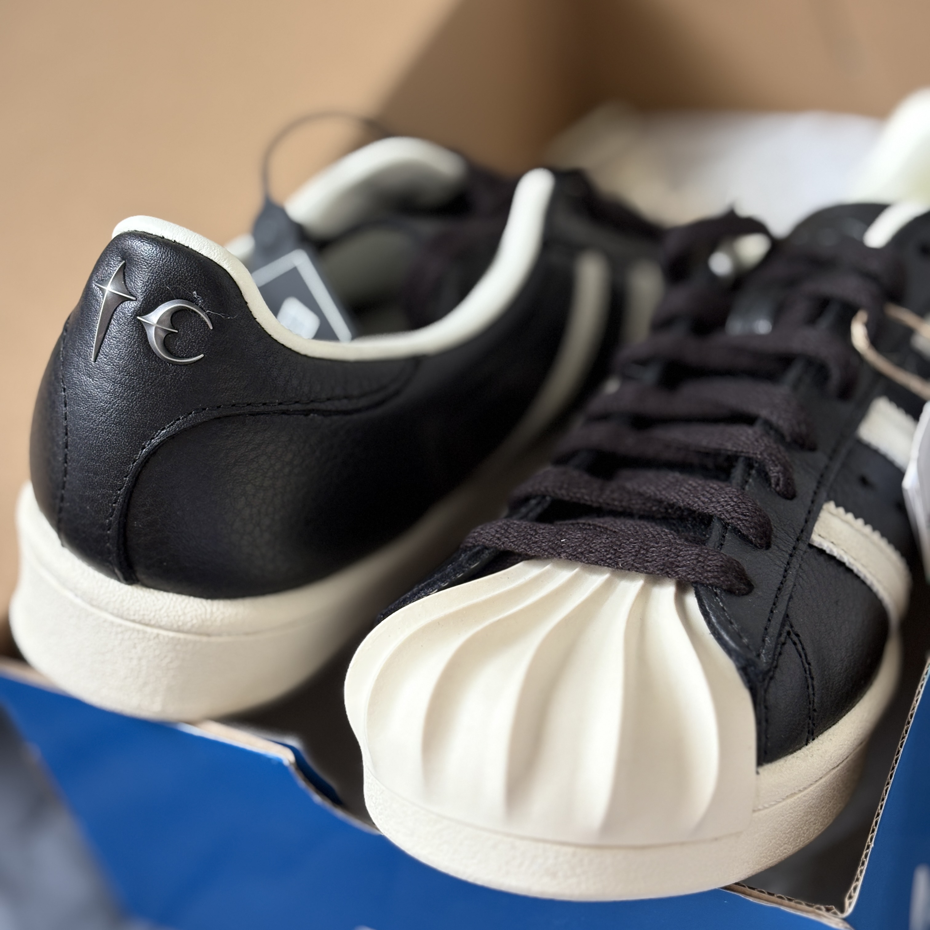 Adidas x Thug Club Superstar Vintage Core Black Cream White 착용 스타일 - 1