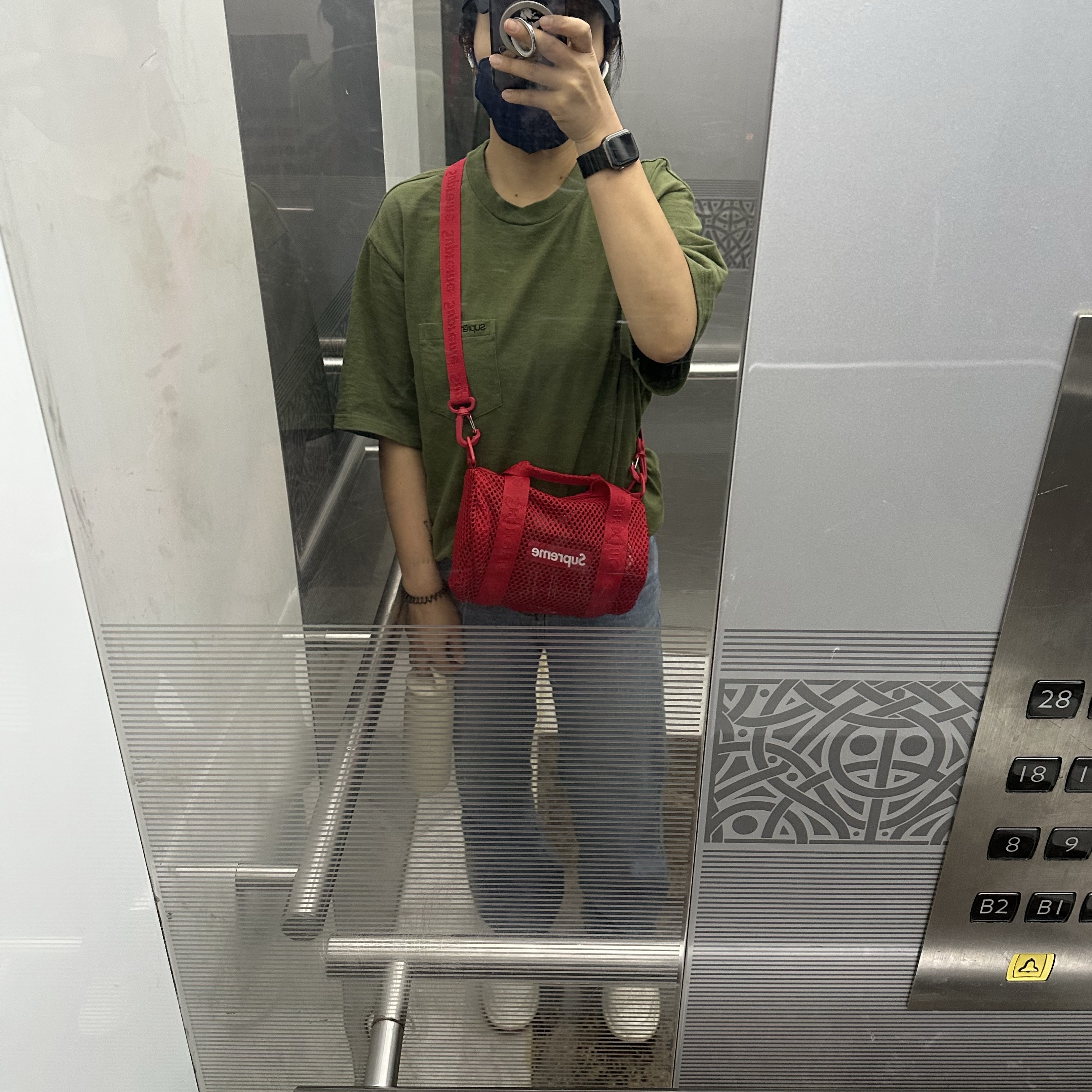 Supreme Mesh Mini Duffle Bag Red - 25SS, Supreme S/S Pocket T-Shirt Olive - 24FW 착용 스타일 - 1