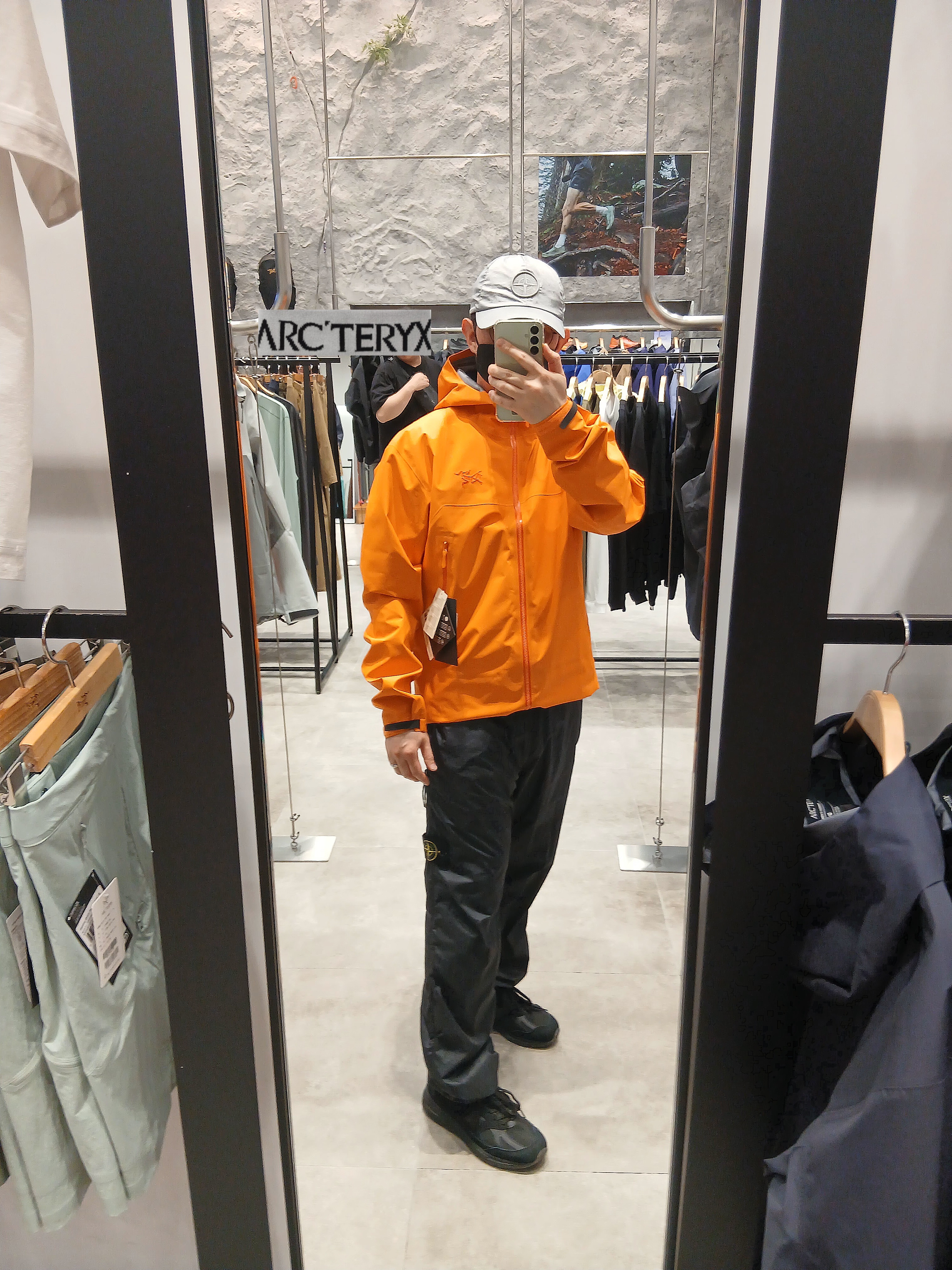 Stone Island 9100995 Nylon Metal in Econyl Baseball Cap Pearl Grey - 25SS, New Balance x Stone Island 991v2 Made in UK Black 착용 스타일 - 2