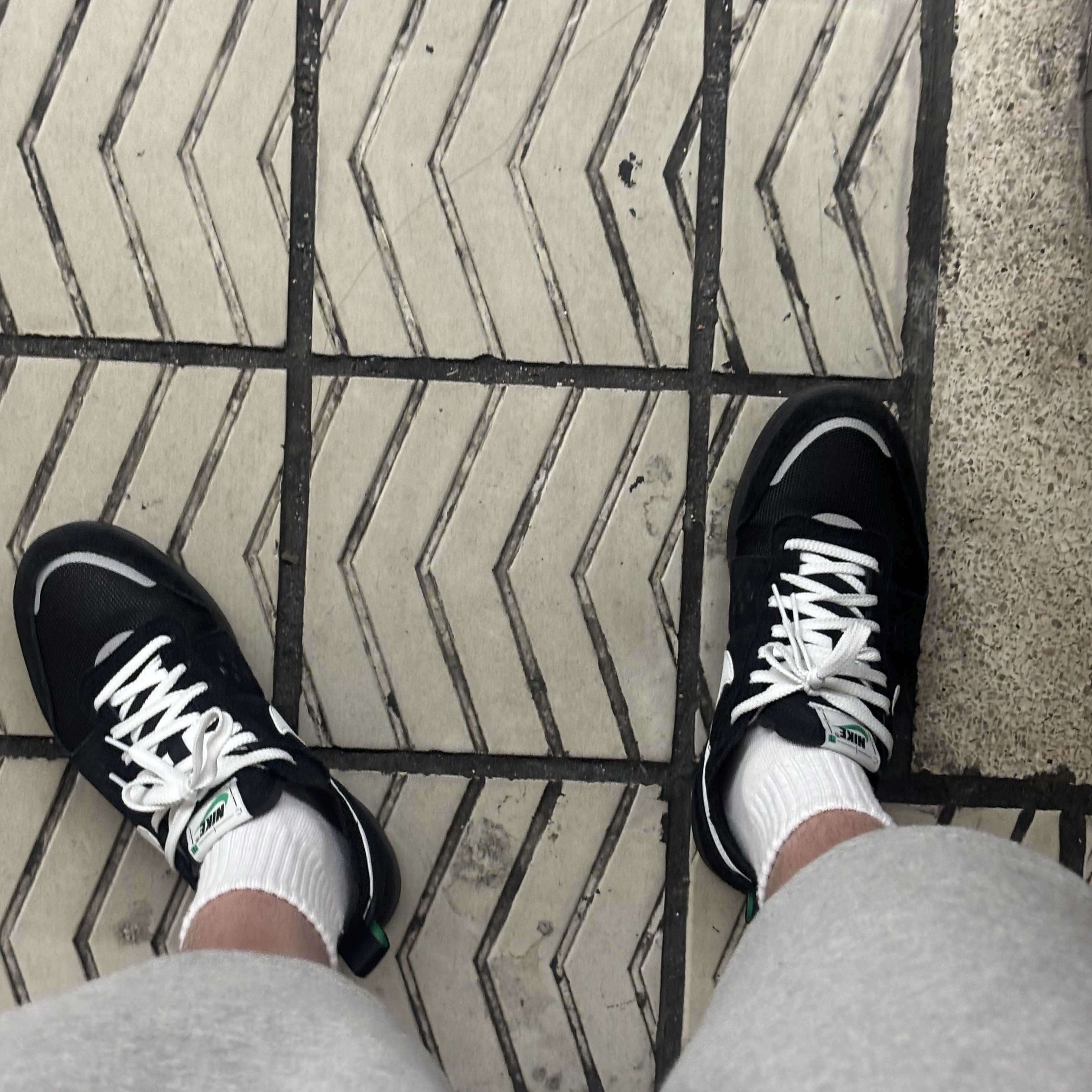 Nike C1TY Black Stadium Green 착용 스타일