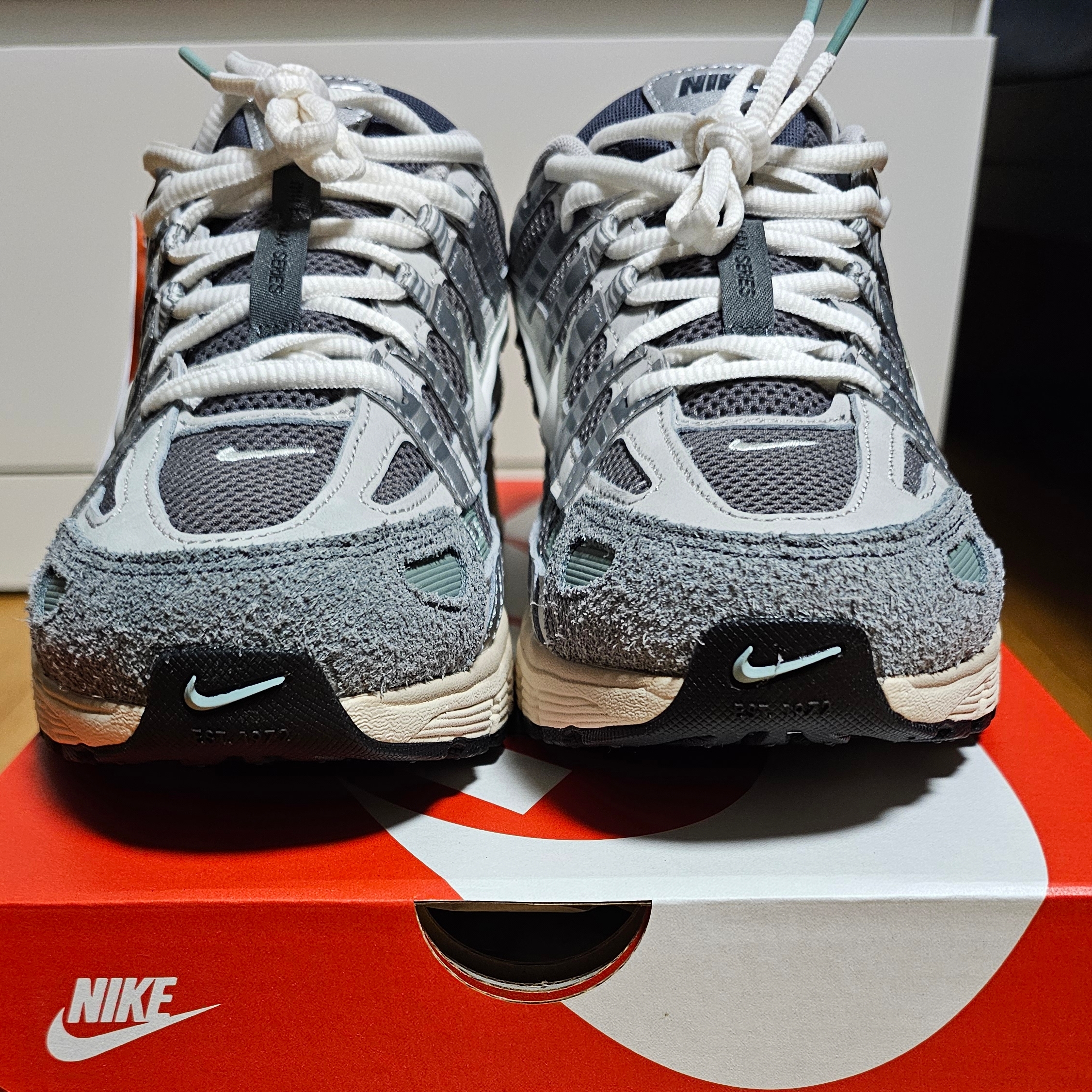 Nike P-6000 Flat Pewter Light Iron Ore 착용 스타일