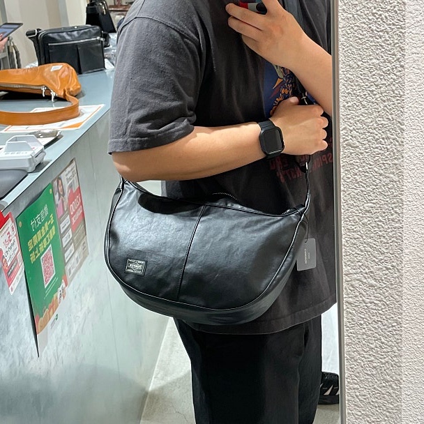 Porter Free Style Shoulder Bag Black, Montbell Wind Blast Hooded Jacket Black 착용 스타일 - 1