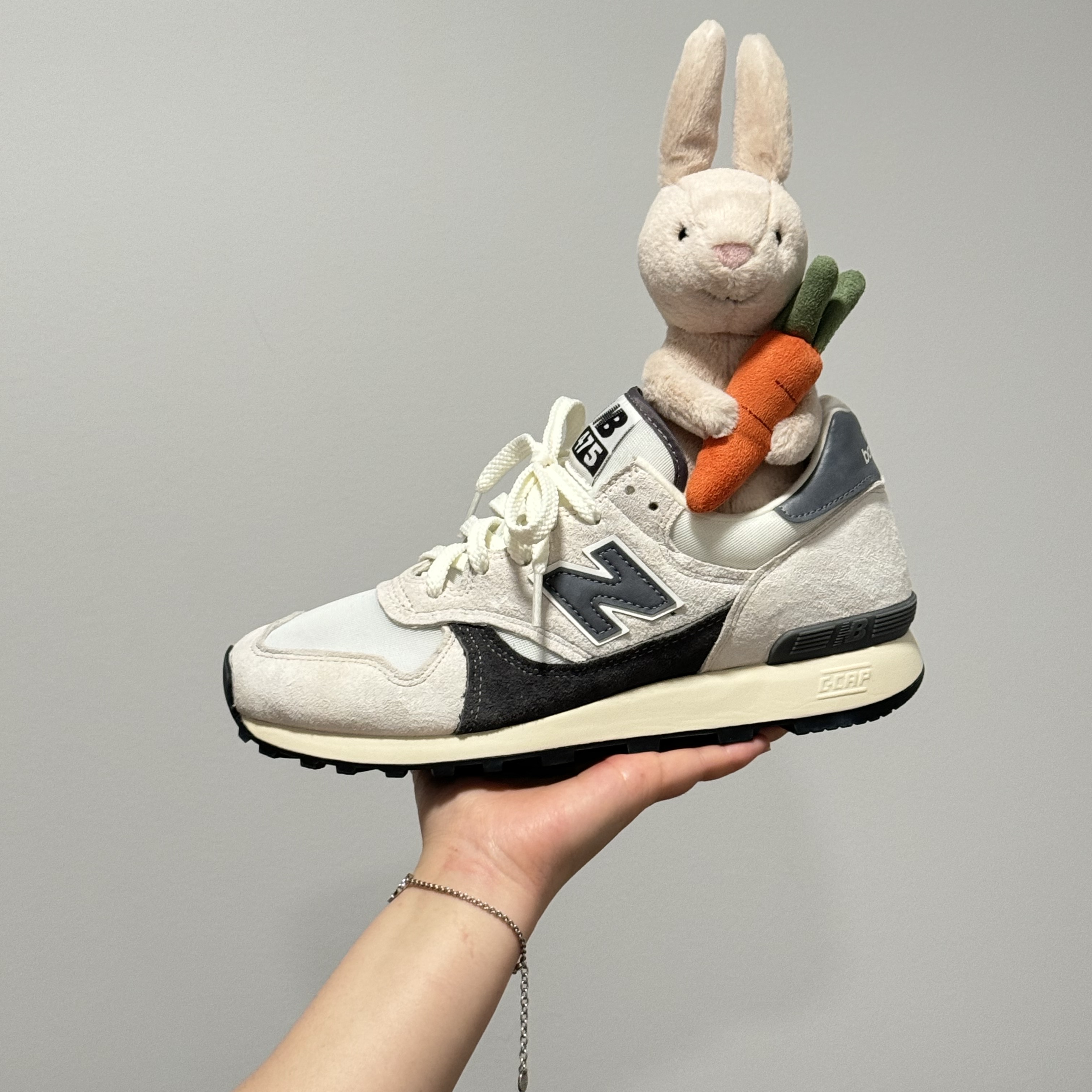 New Balance 475 Sea Salt Castlerock 착용 스타일