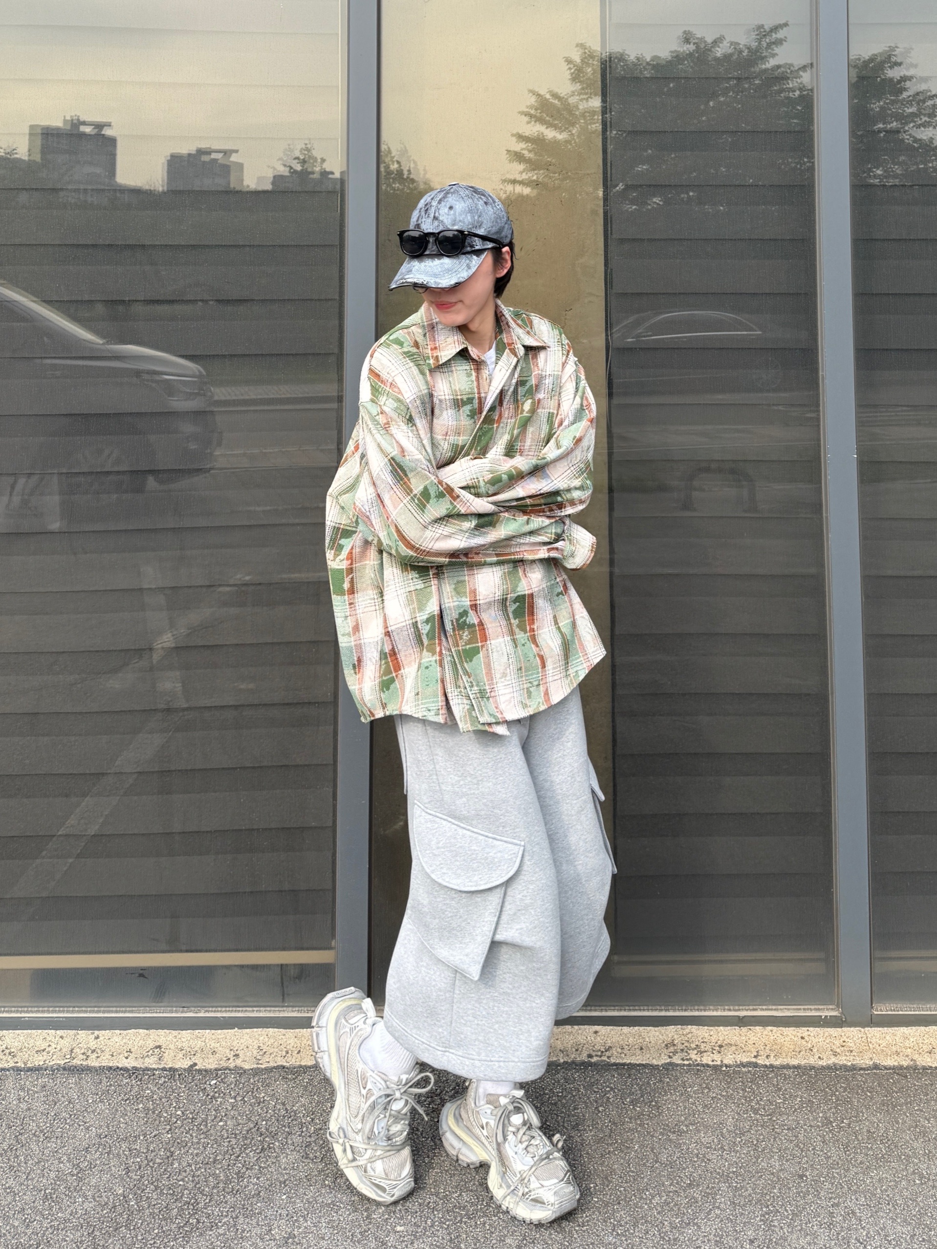 MJD Oversized Check Shirt Vintage Green, GRAILZ x KOIN SEOUL Magazine T-Shirts Melange Grey 착용 스타일 - 9