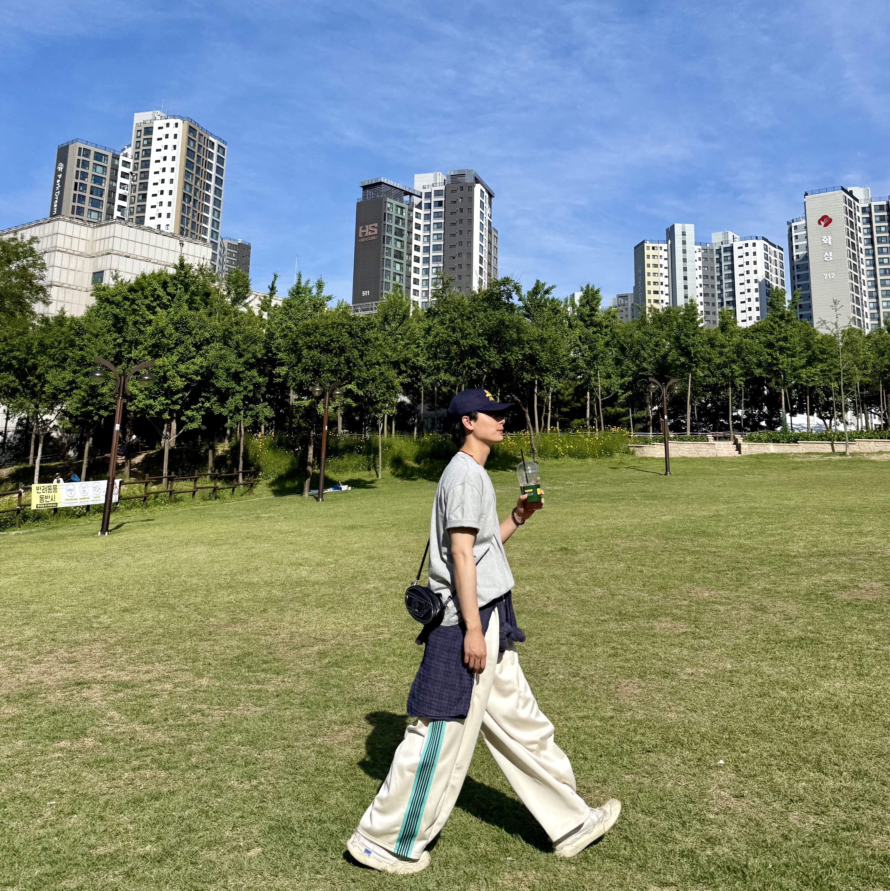 Needles x Studious H.D. Track Pants Poly Smooth Ecru, Camper x Ader Error Proto-111-S Cinder Basic Sneakers White 착용 스타일