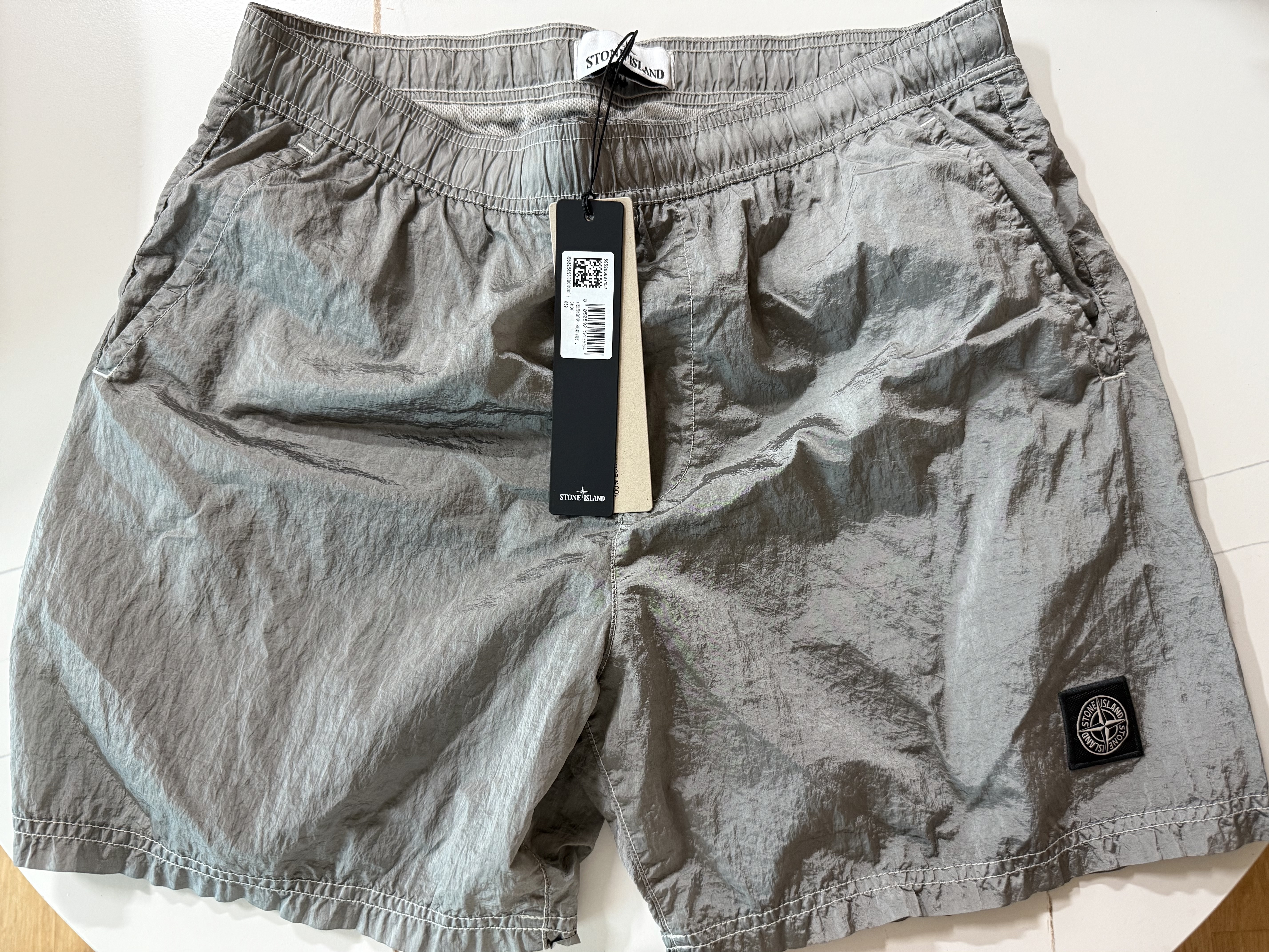 Stone Island B100009 Nylon Metal in Econyl Pocket Details Regular Fit Swim Trunks Pearl Grey - 25SS 착용 스타일