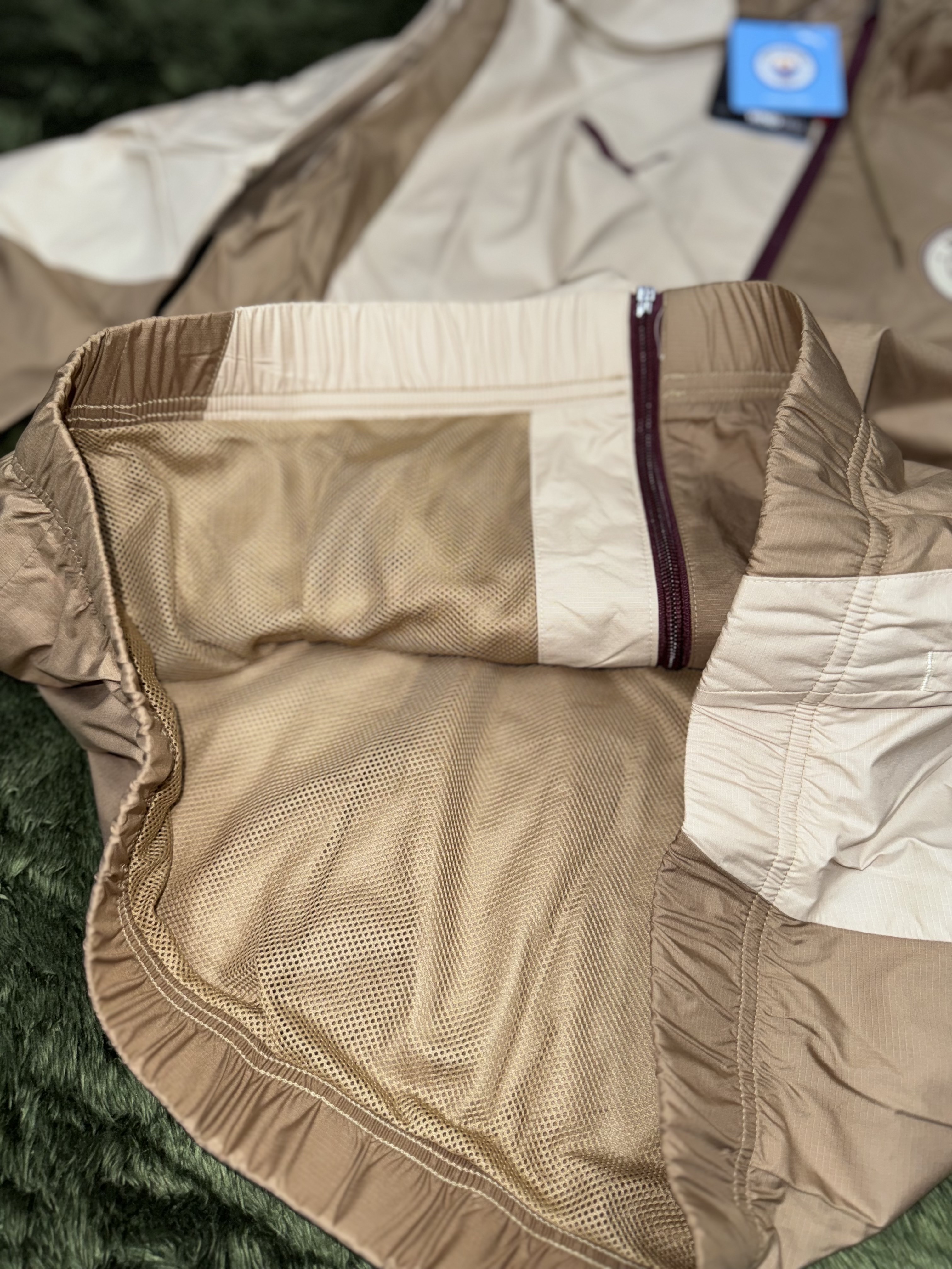 Puma Manchester City Prematch Jacket Toasted Granola 착용 스타일 - 6