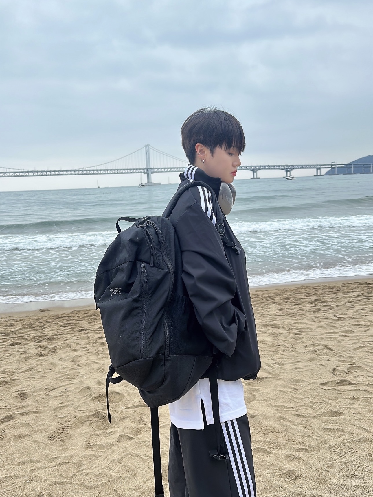Arc'teryx Mantis 26 Backpack Black, Apple AirPods Max Lightning Space Gray (Korean Ver.) 착용 스타일