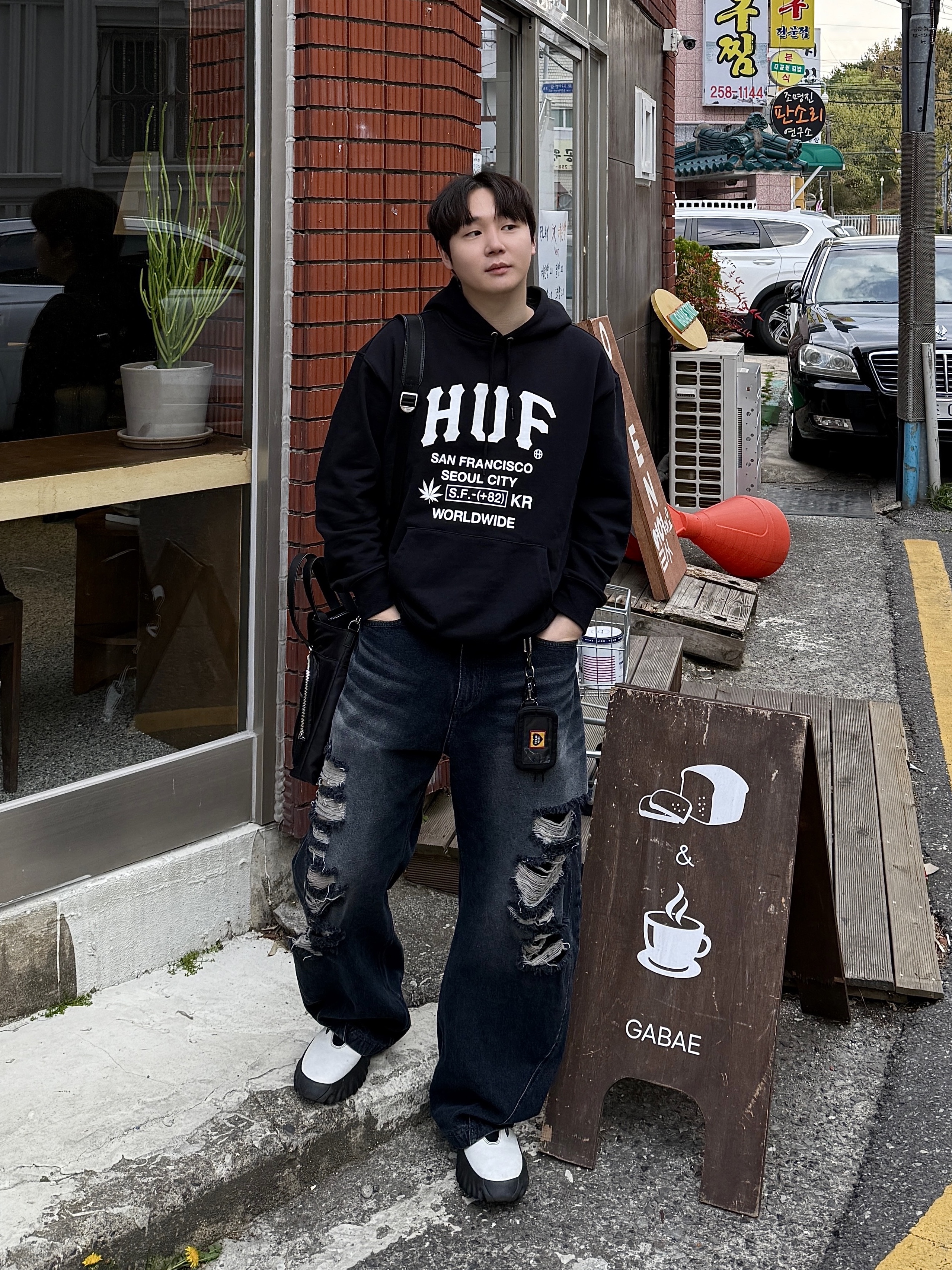 BLR Adjustable Waist Destroyed Denim Pants Dark Blue, Oakley Factory Team x Brain Dead x Ssense Chop Saw Mule White 착용 스타일 - 3