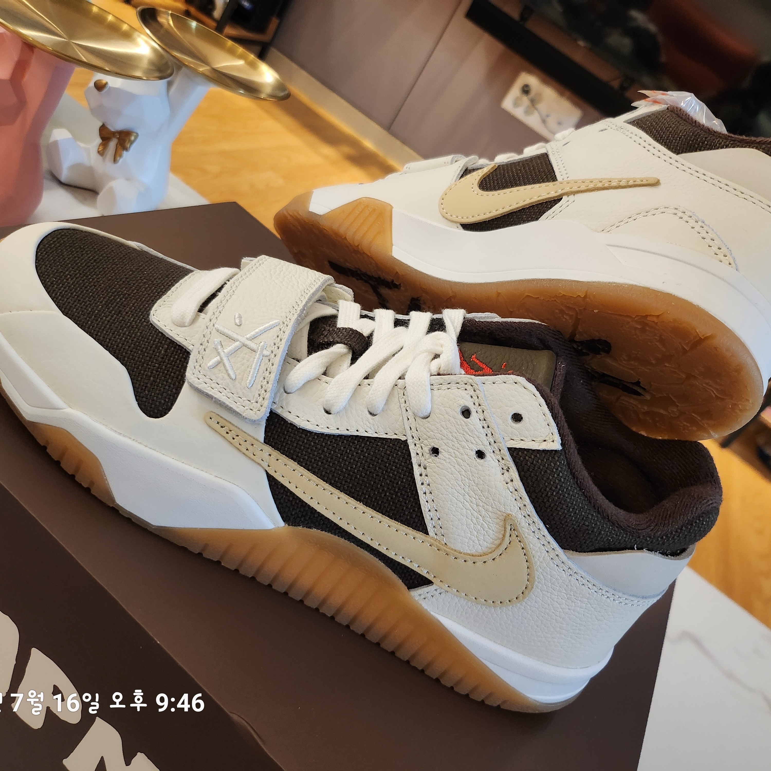 Jordan x Travis Scott Jumpman Jack TR Sail and Dark Mocha 착용 스타일 - 1