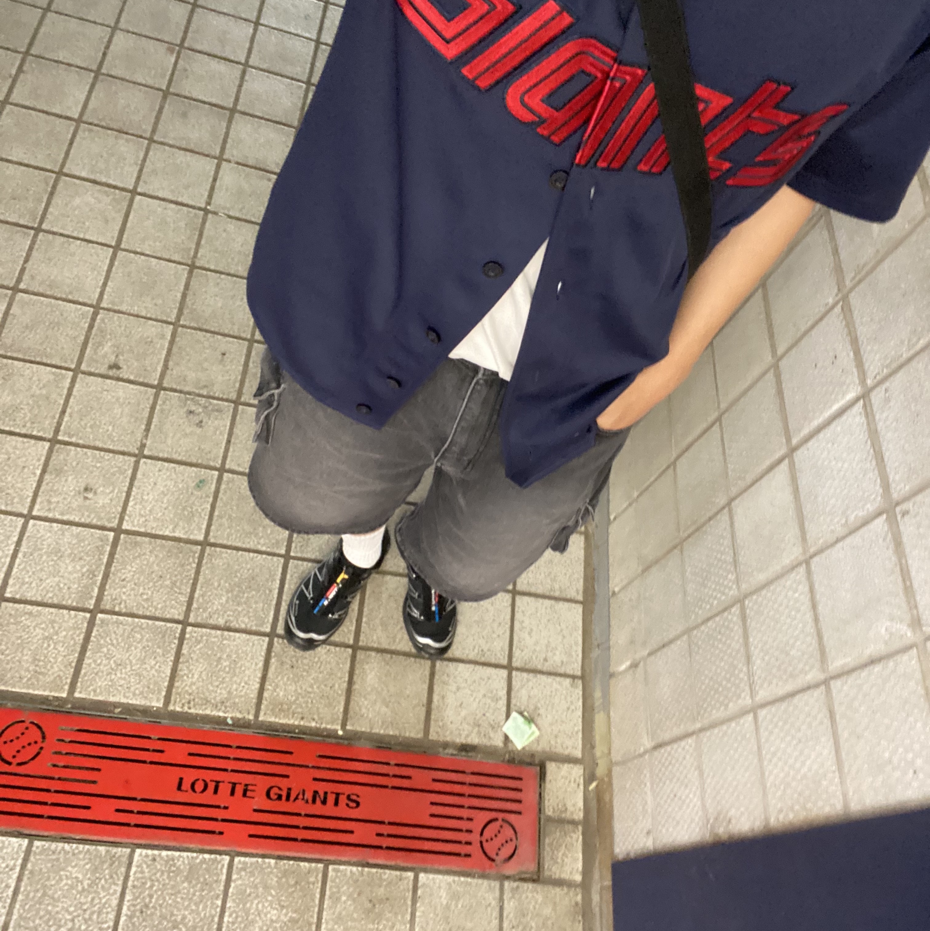 Salomon XT-6 GTX Black Silver, Lotte Giants 24 Away Authentic Uniform Navy (Non Marking Ver.) 착용 스타일 - 1