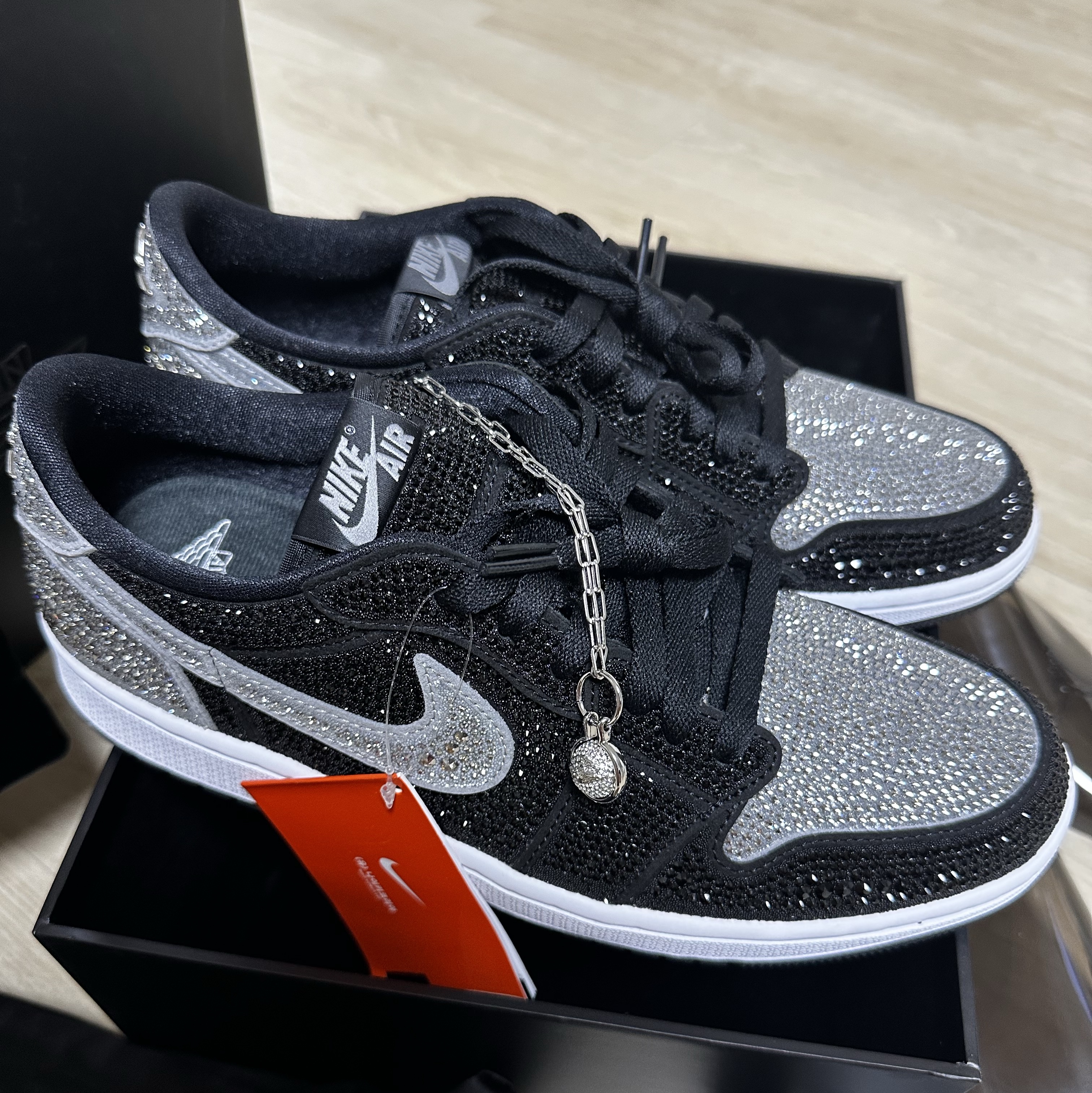 (W) Jordan 1 x Swarovski Low OG Crystal 착용 스타일 - 2