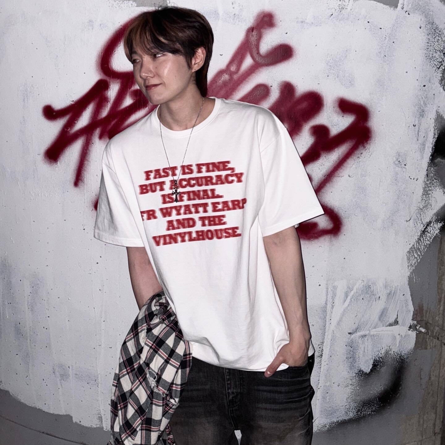 Thevinylhouse Gunfight Typo Tee White 착용 스타일