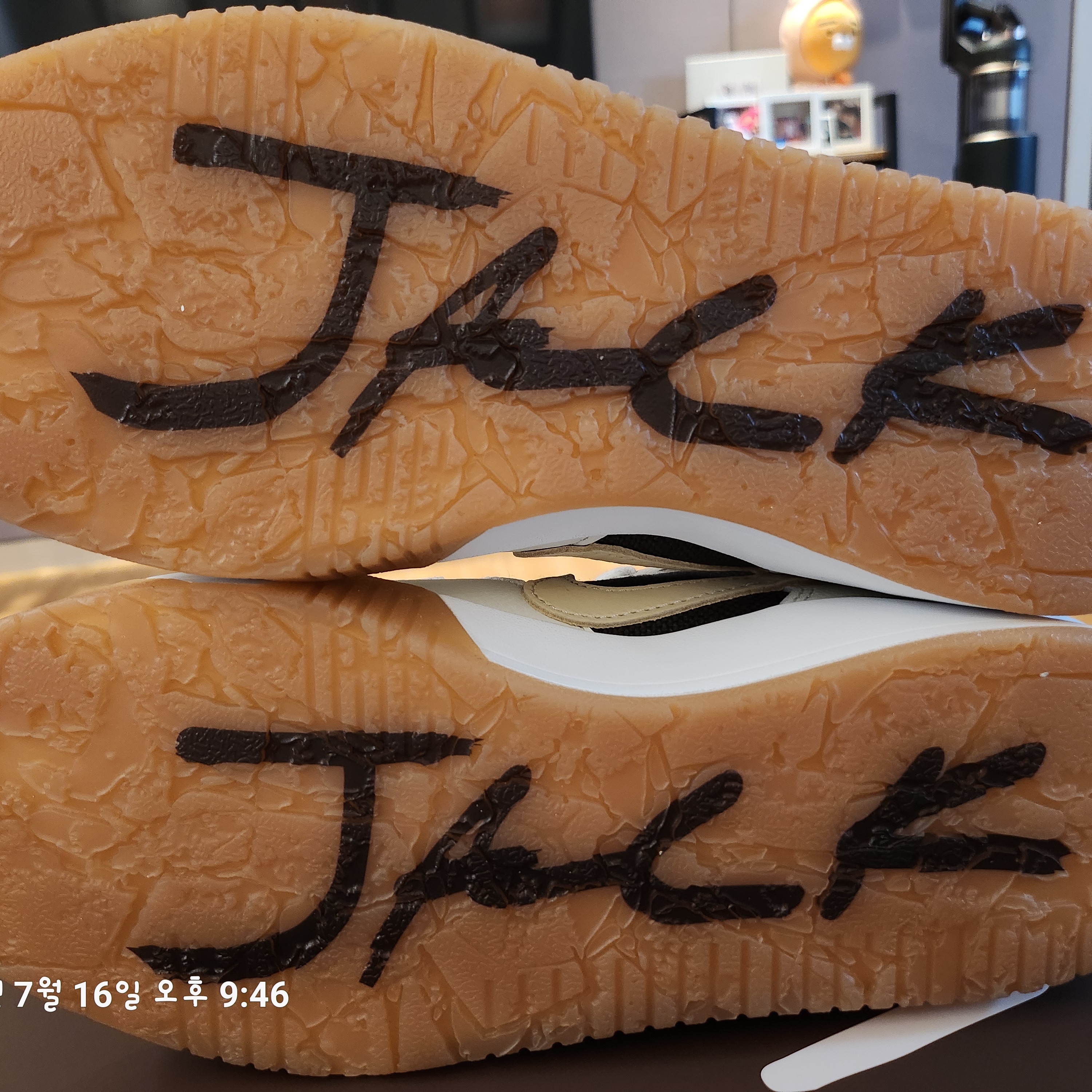 Jordan x Travis Scott Jumpman Jack TR Sail and Dark Mocha 착용 스타일 - 2