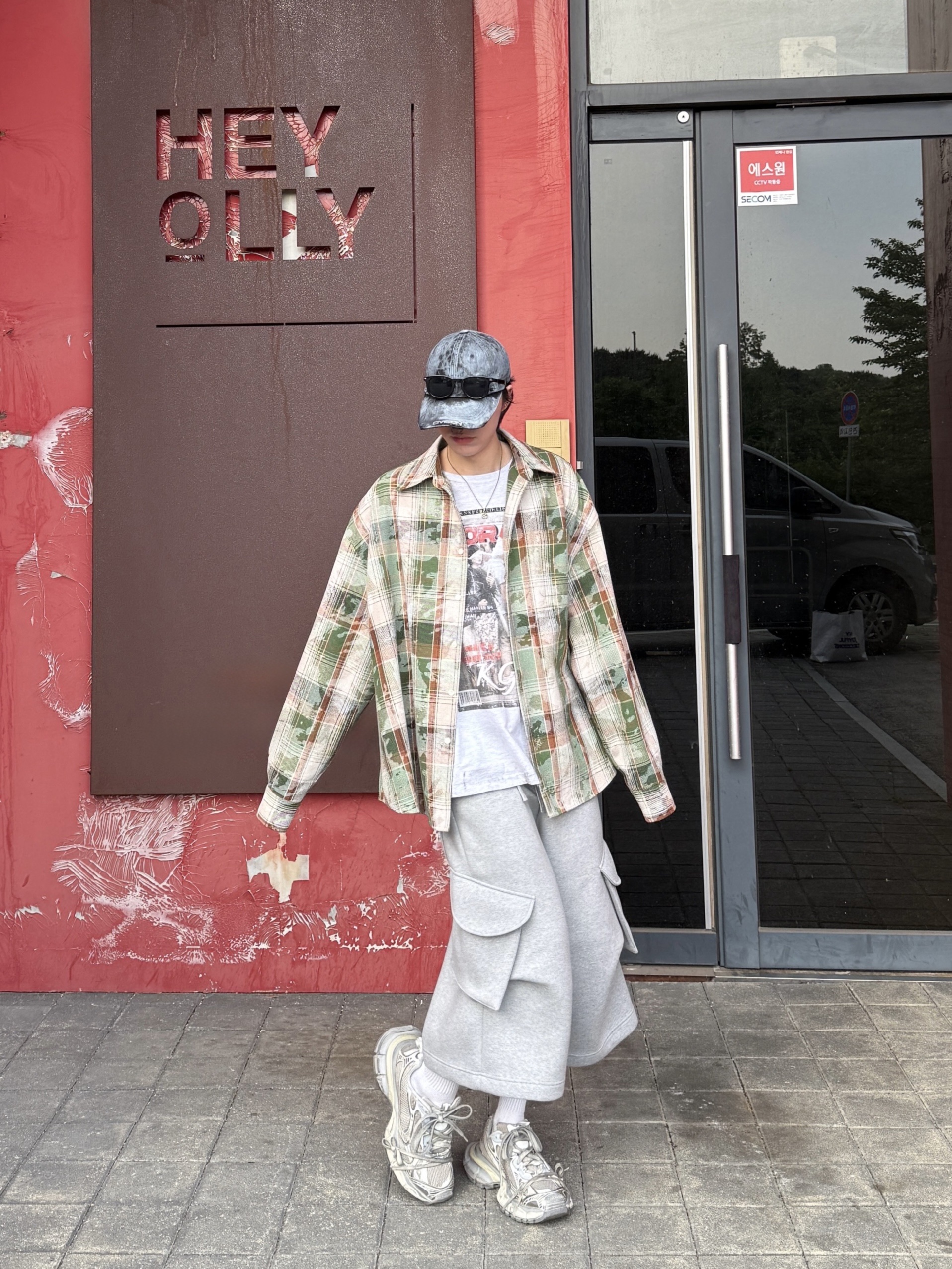 MJD Oversized Check Shirt Vintage Green, GRAILZ x KOIN SEOUL Magazine T-Shirts Melange Grey 착용 스타일 - 6