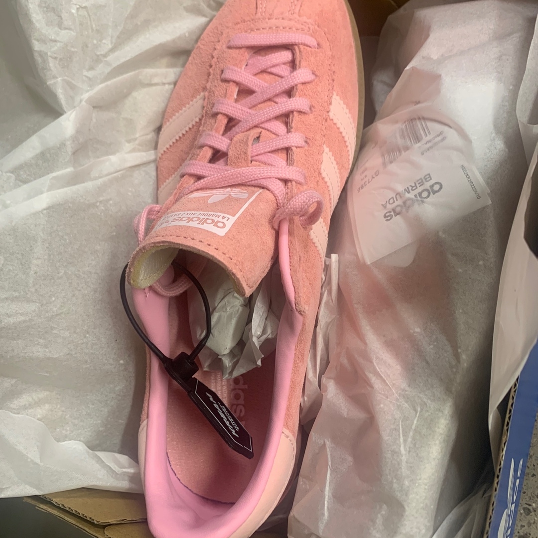 Adidas Bermuda Glow Pink 착용 스타일 - 1