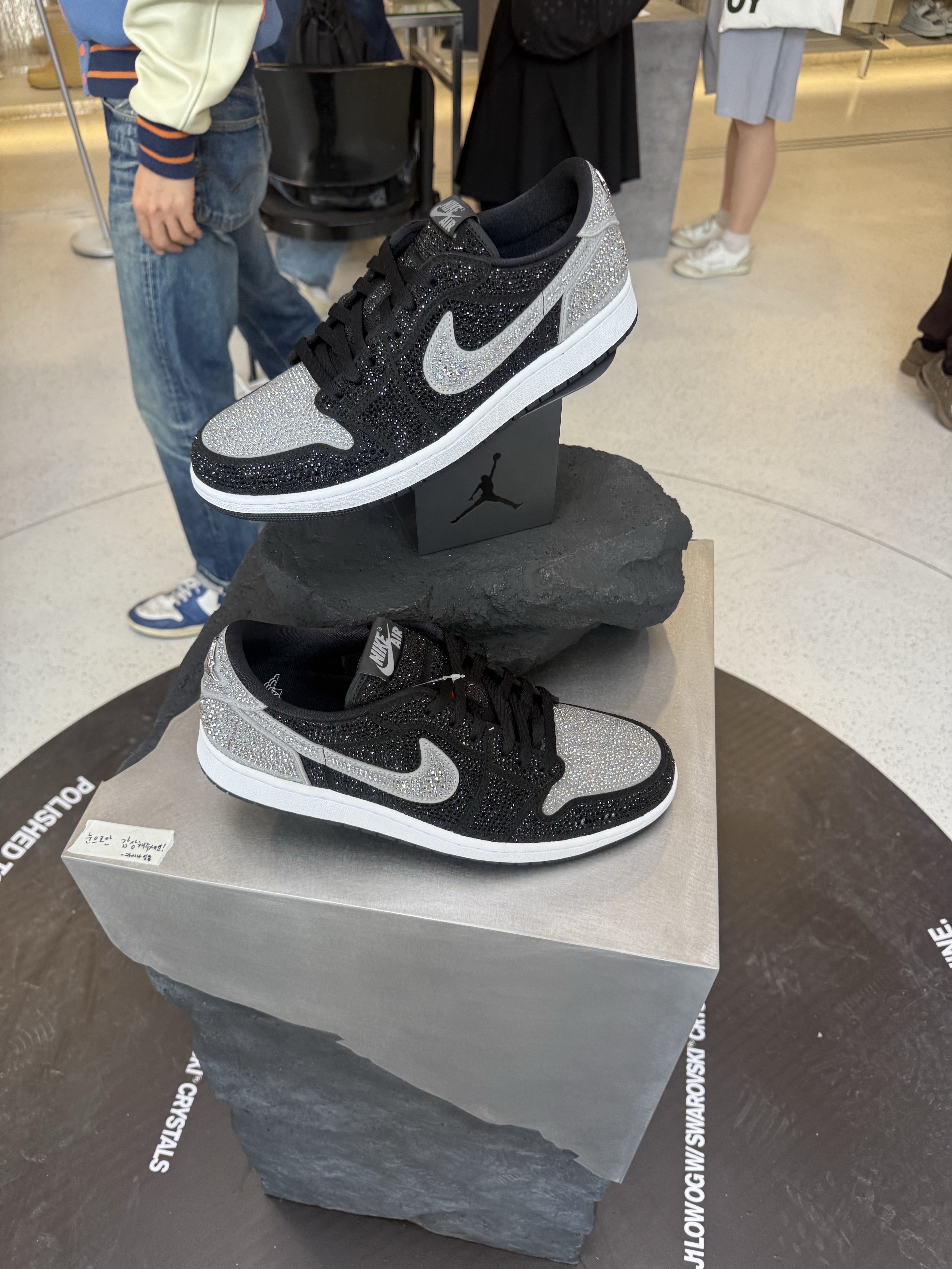 (W) Jordan 1 x Swarovski Low OG Crystal 착용 스타일 - 1