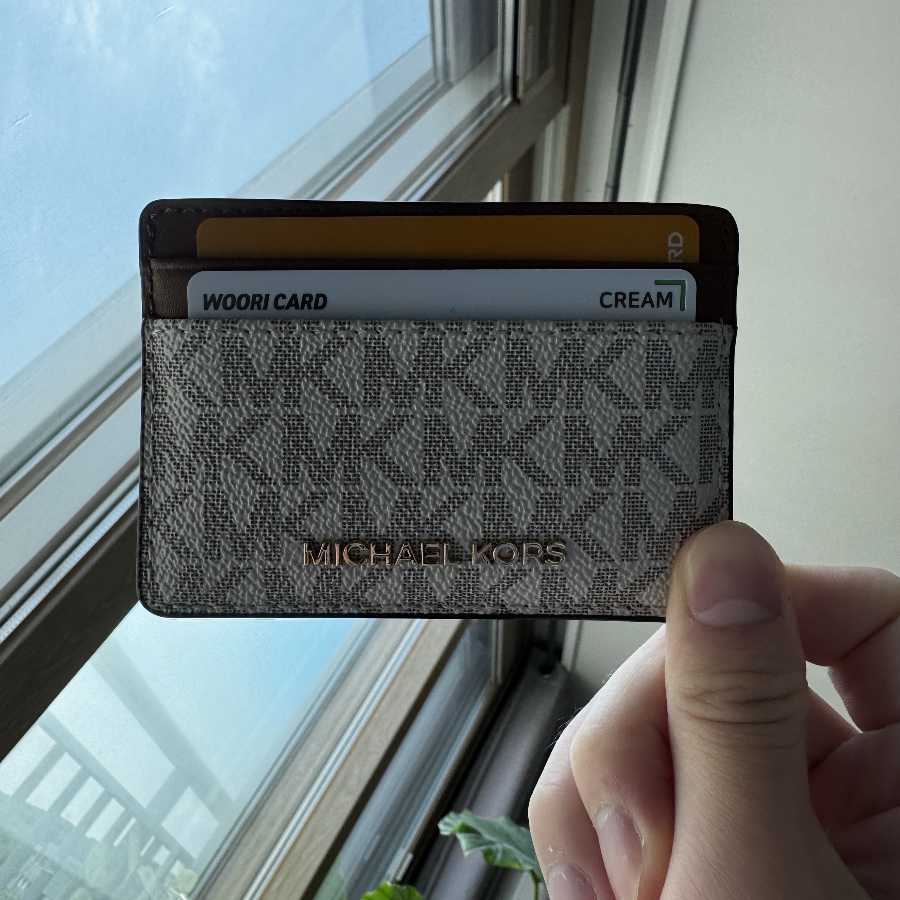 Michael Kors Logo Card Case Vanilla 착용 스타일
