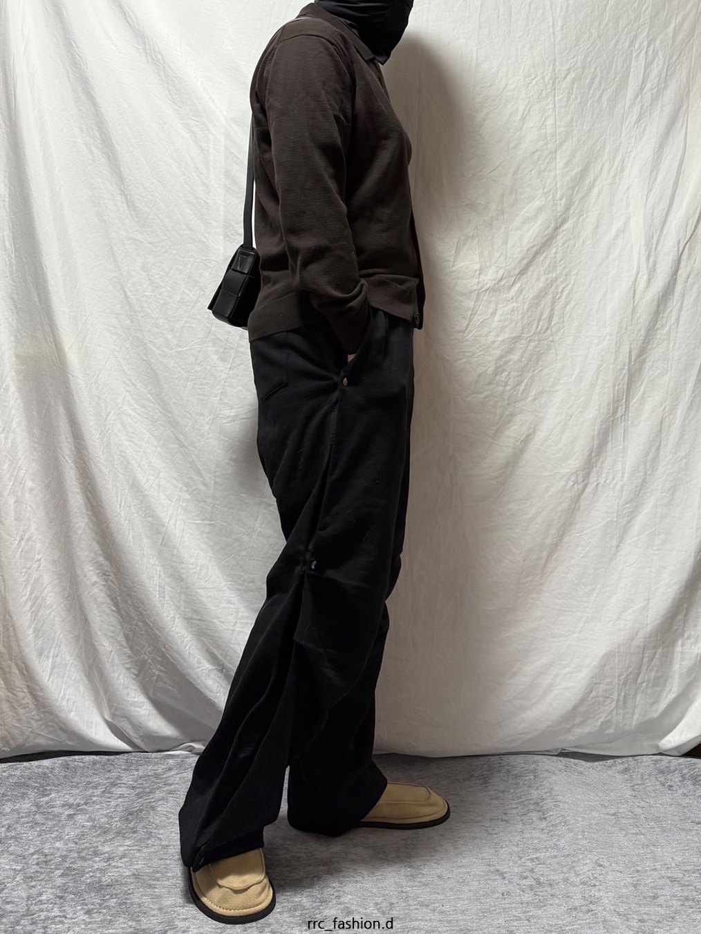 Bottega Veneta Lambskin Leather Cassette Black 착용 스타일 - 2