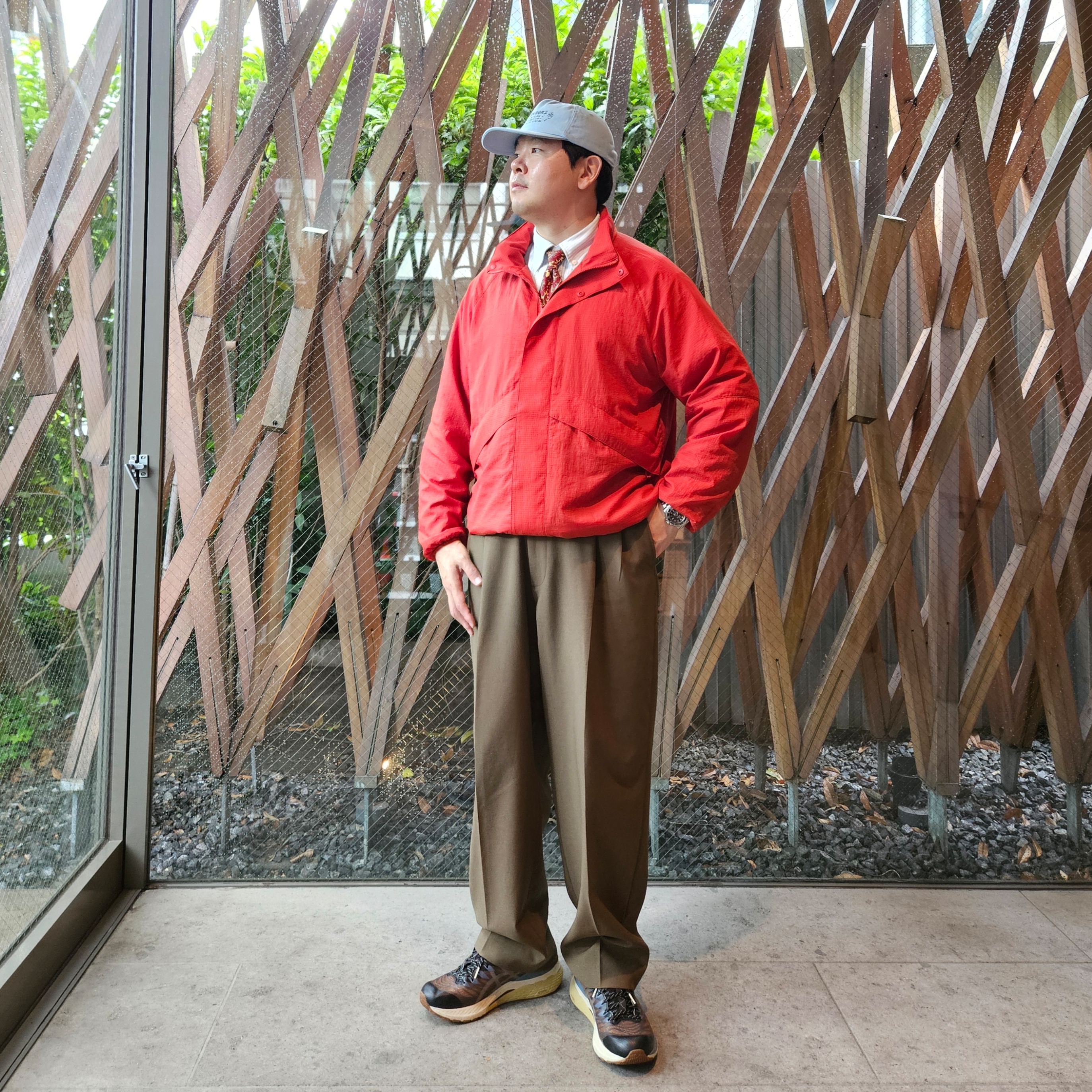 (W) Asics FN3-S Gel-Kayano 28 Anthracite Antique Gold, Uniqlo x Marni Wide Fit Pleated Trousers Olive 착용 스타일 - 1