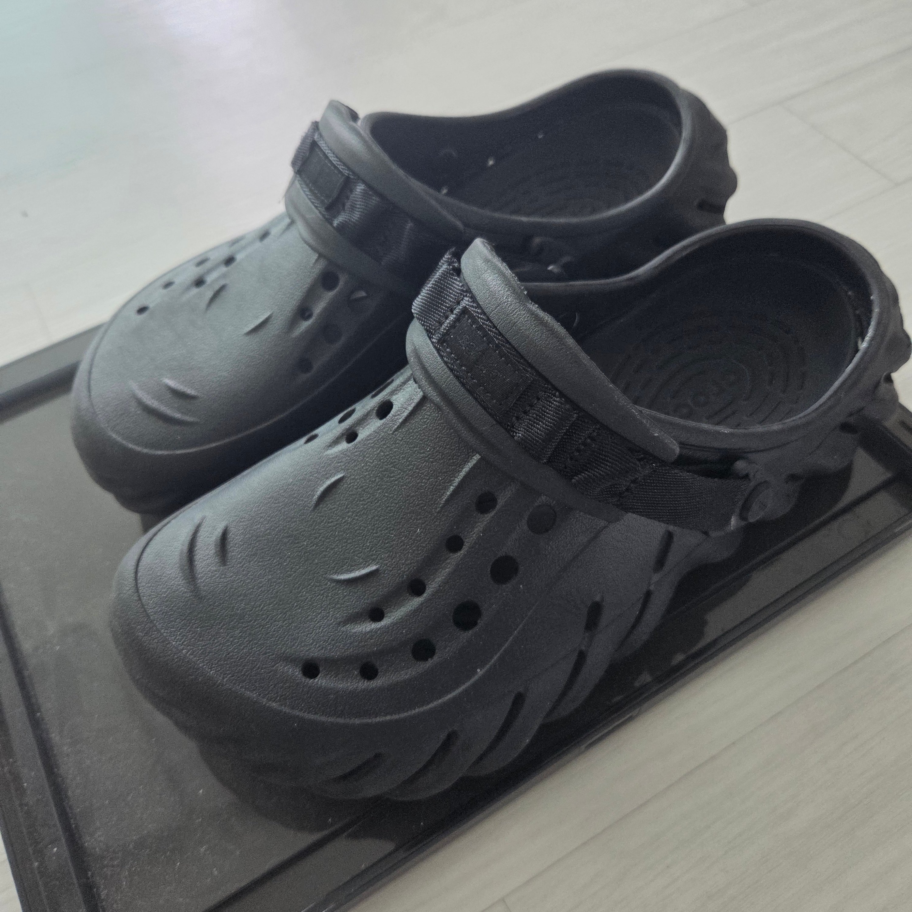 Crocs Echo Clog Black 착용 스타일