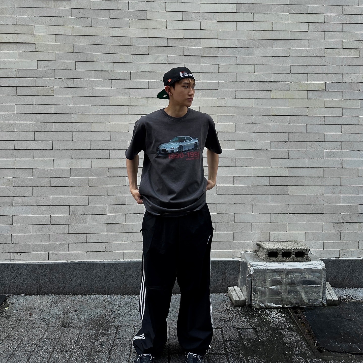 Thevinylhouse Old Car T-Shirt Charcoal 착용 스타일