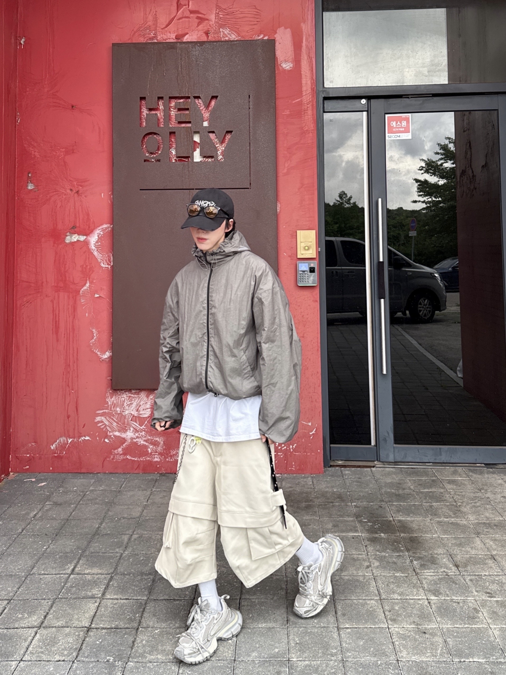 Kamien Titan Bermuda Pants Light Beige, Kamien x MJD Double Hole Belt Black Shearling Calfskin 착용 스타일 - 7