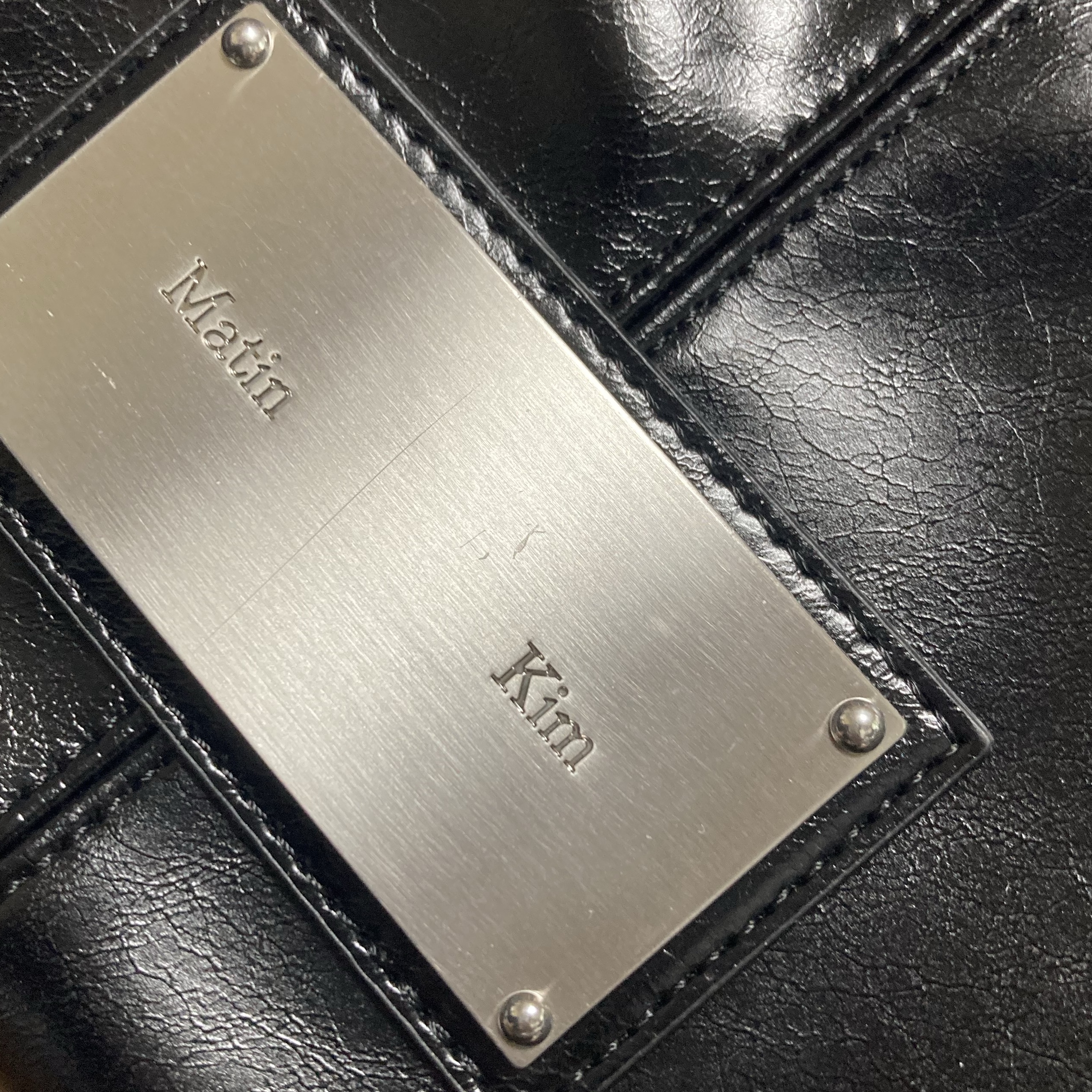 Matin Kim Buckle Strap Shoulder Bag Black 착용 스타일 - 1