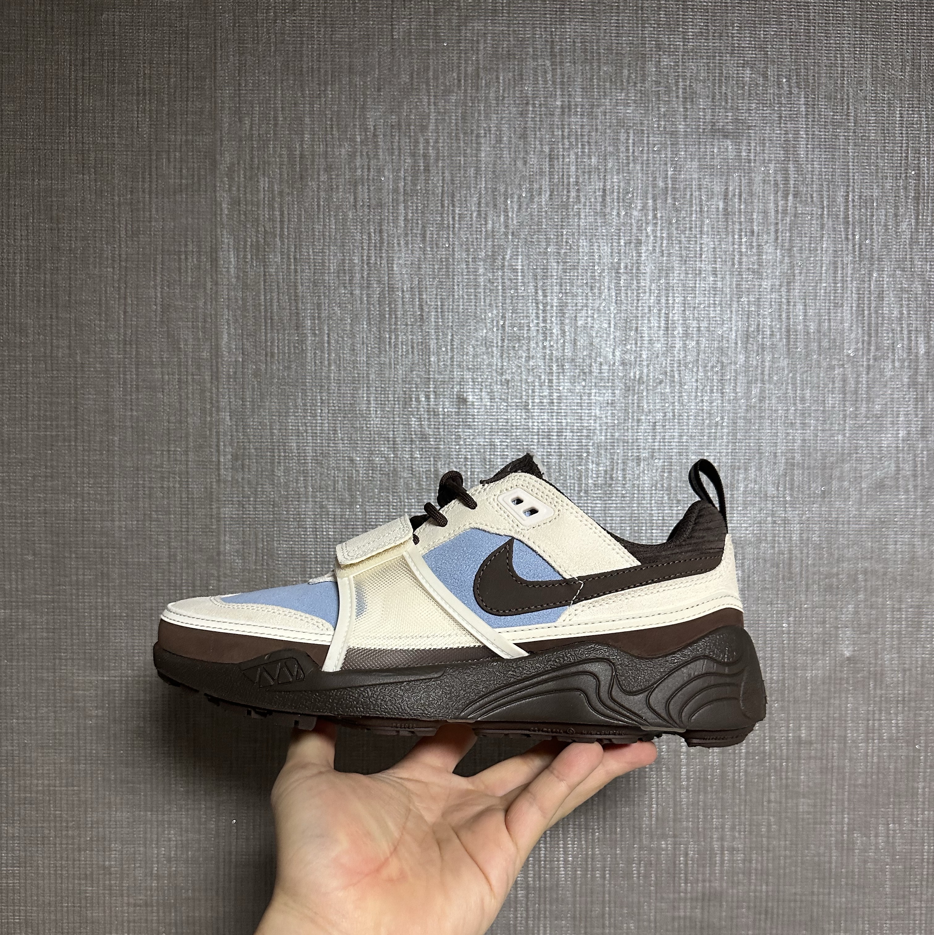 Nike x Travis Scott Zoom Field Jaxx Pale Ivory and Leche Blue 착용 스타일 - 3