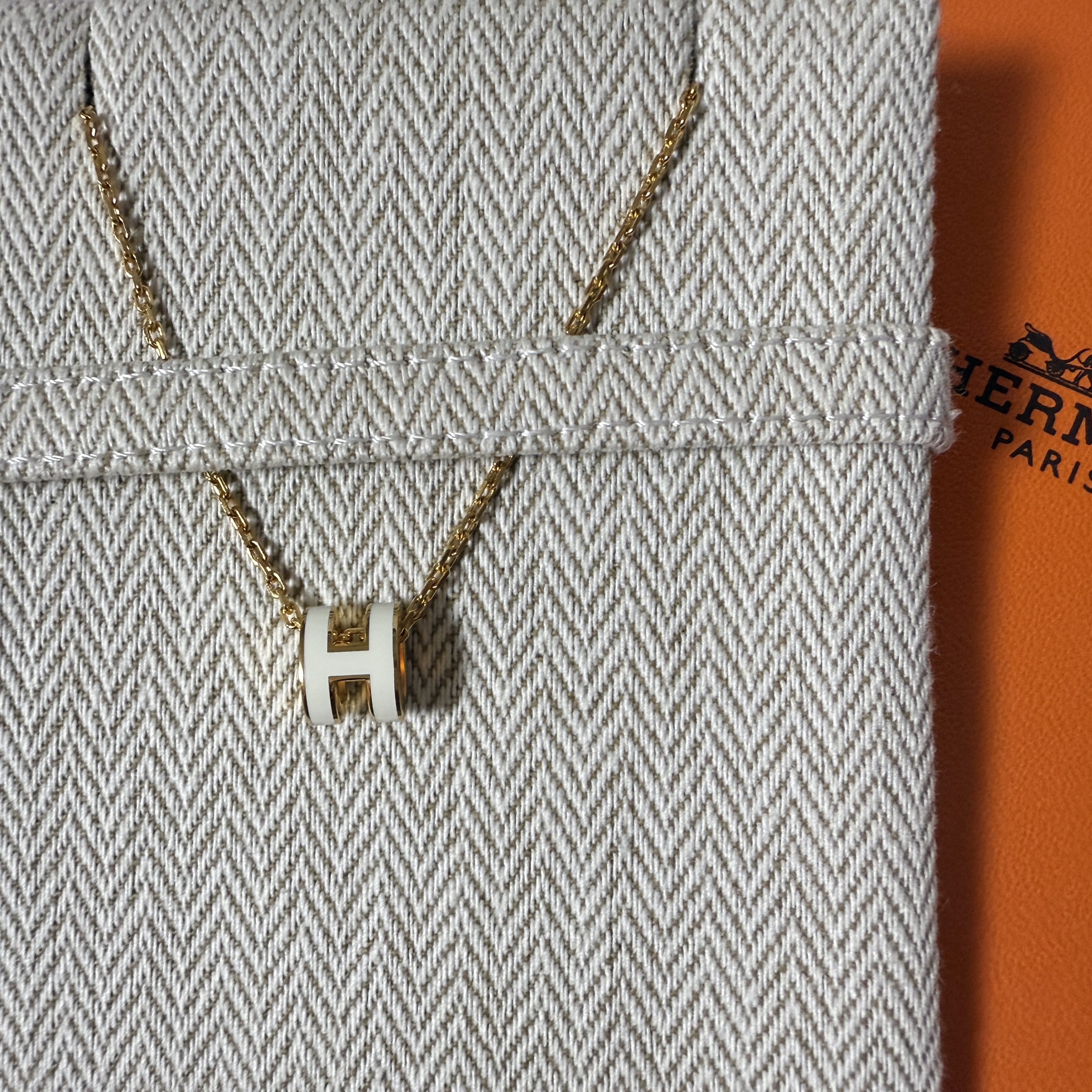 (W) Hermes Mini Pop H Pendant Gold & Blanc 착용 스타일