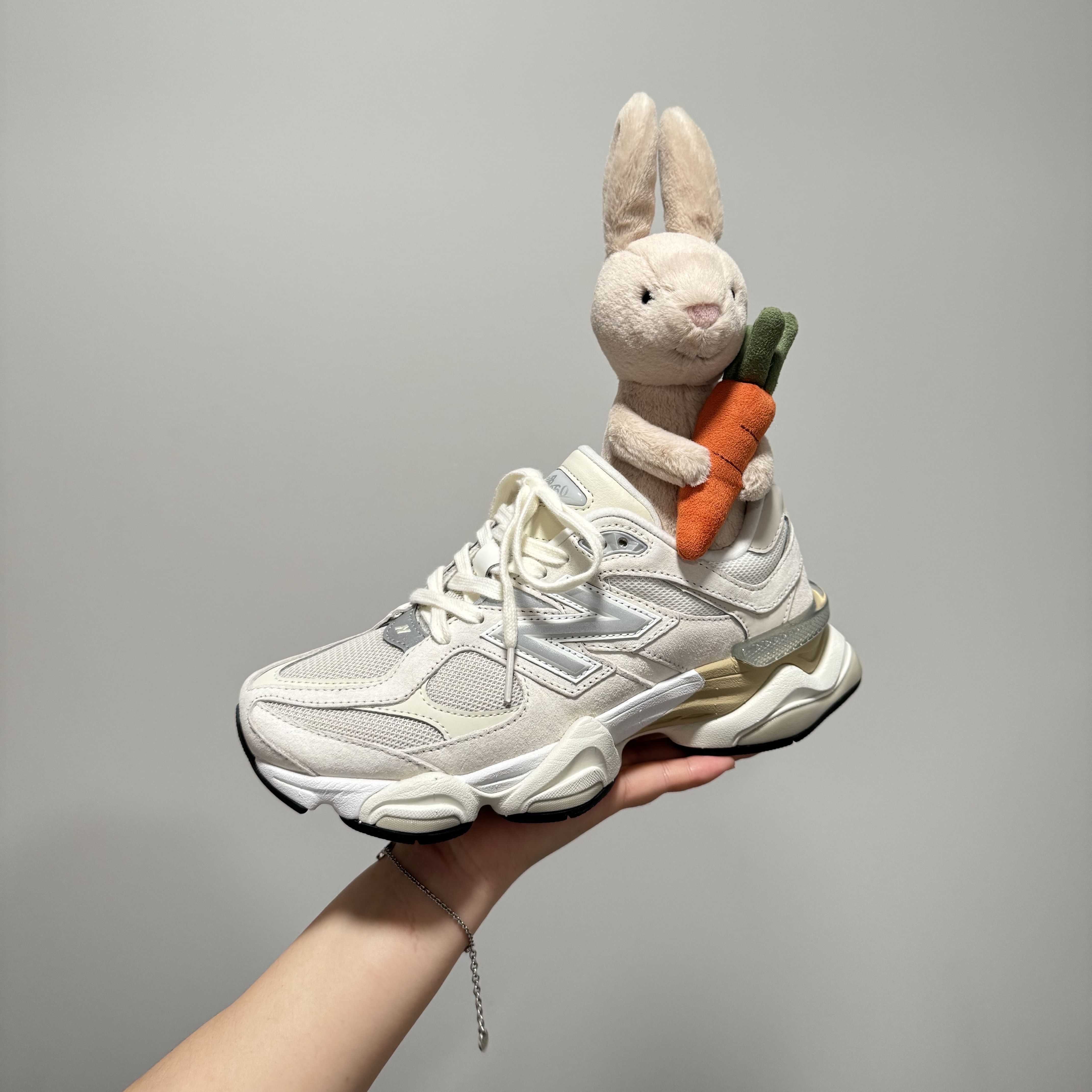 New Balance 9060 Sea Salt Moonbeam 착용 스타일