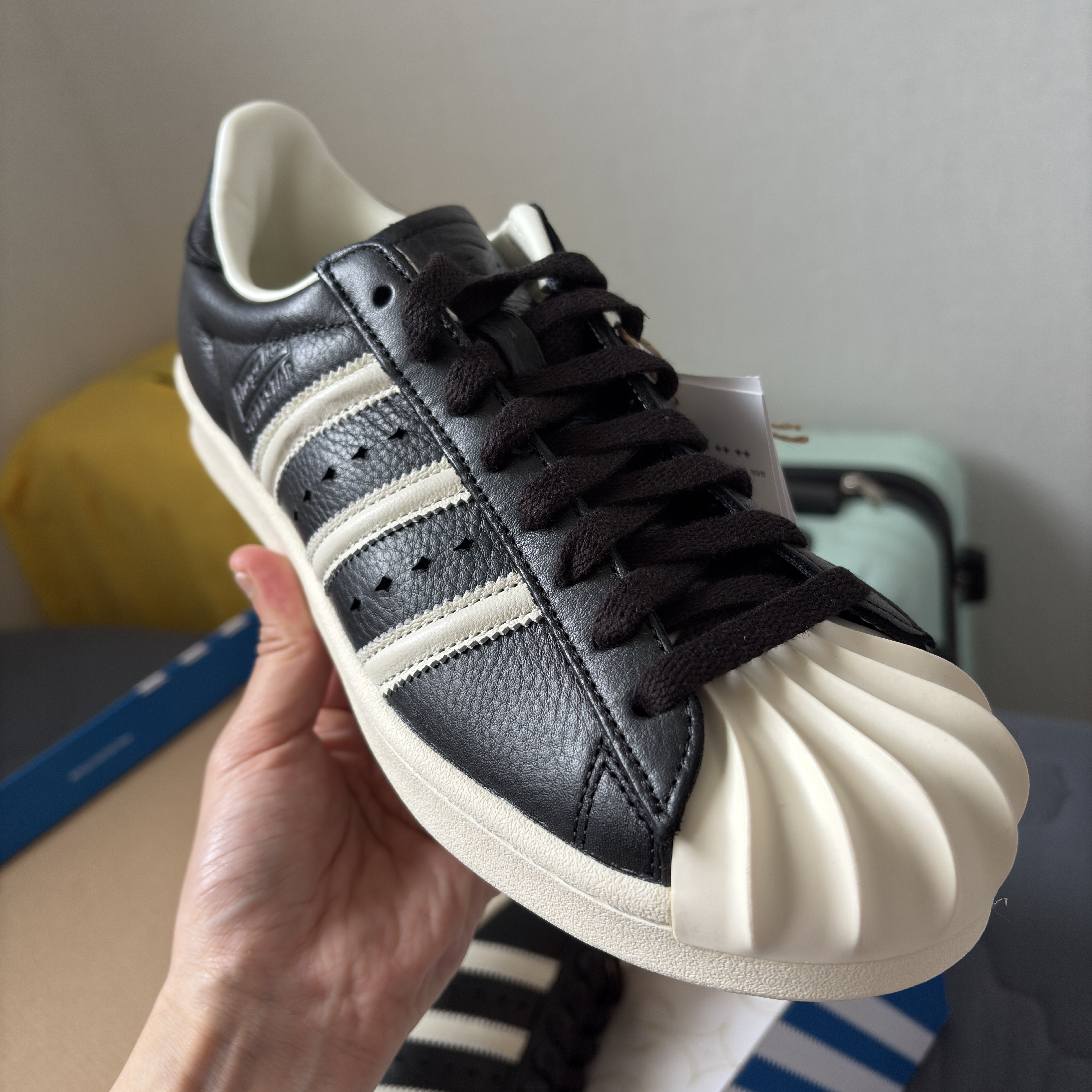 Adidas x Thug Club Superstar Vintage Core Black Cream White 착용 스타일 - 2