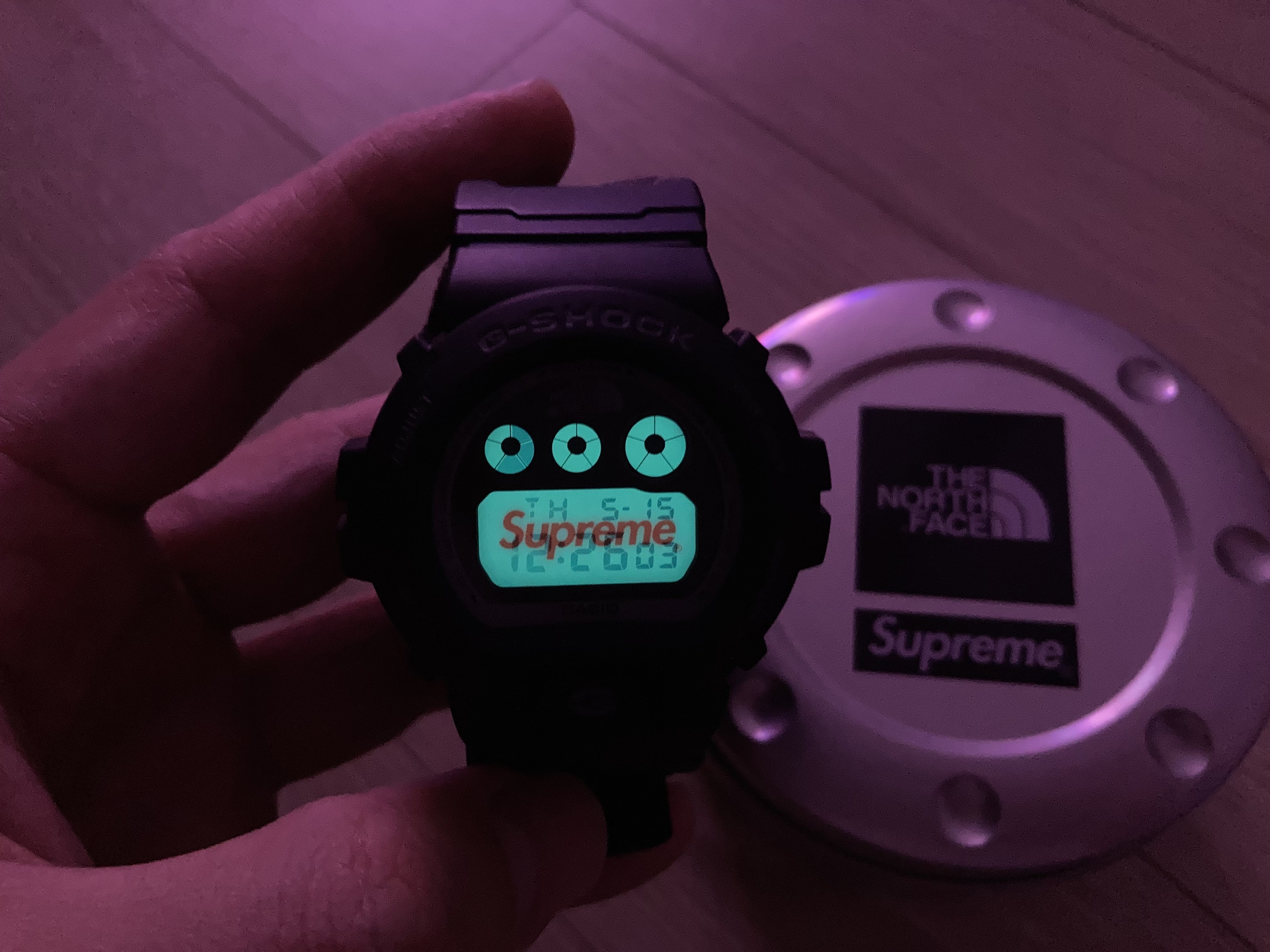 Casio G-Shock x Supreme x The North Face DW-6900 Black 착용 스타일 - 3