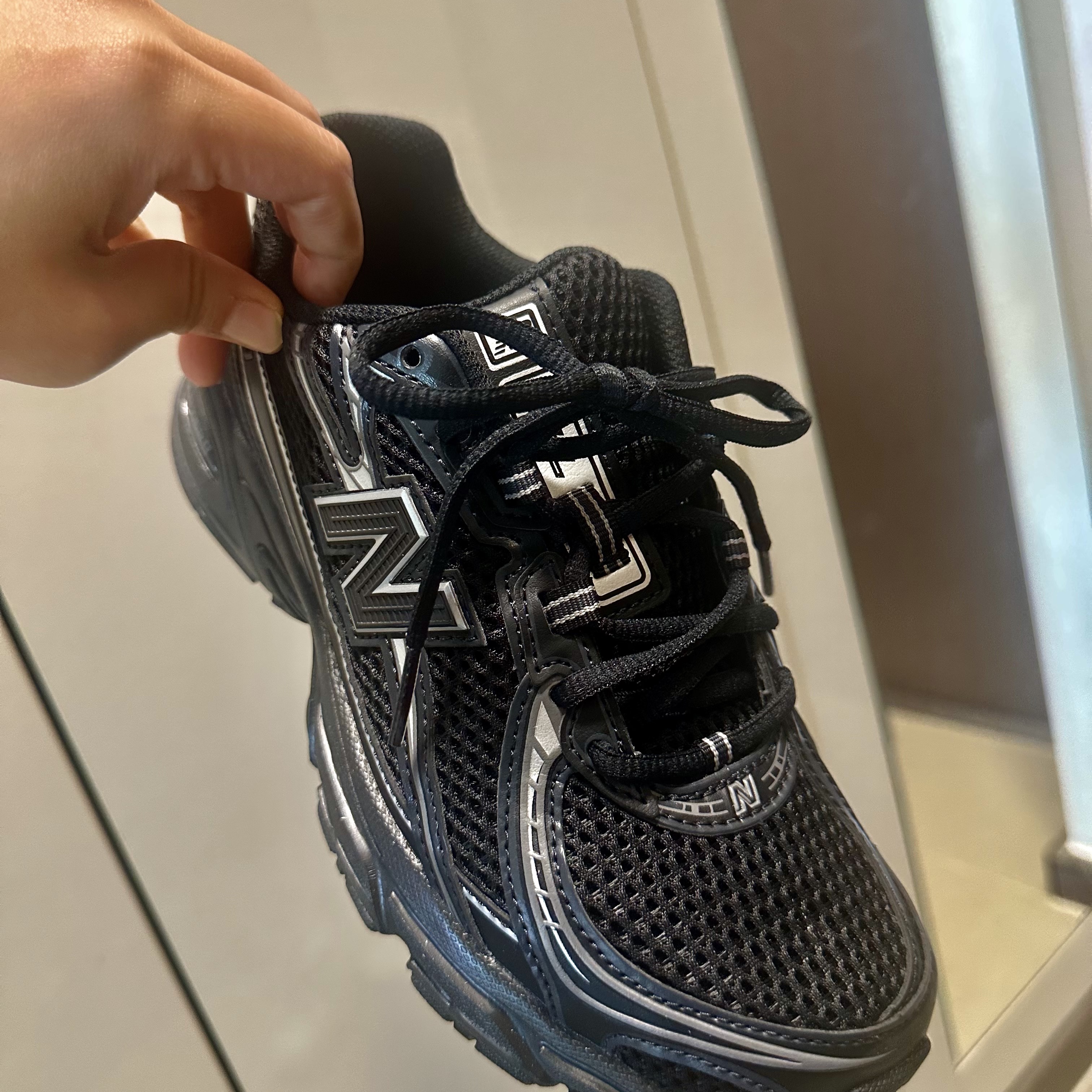New Balance 740v2 Black Silver Metallic 착용 스타일