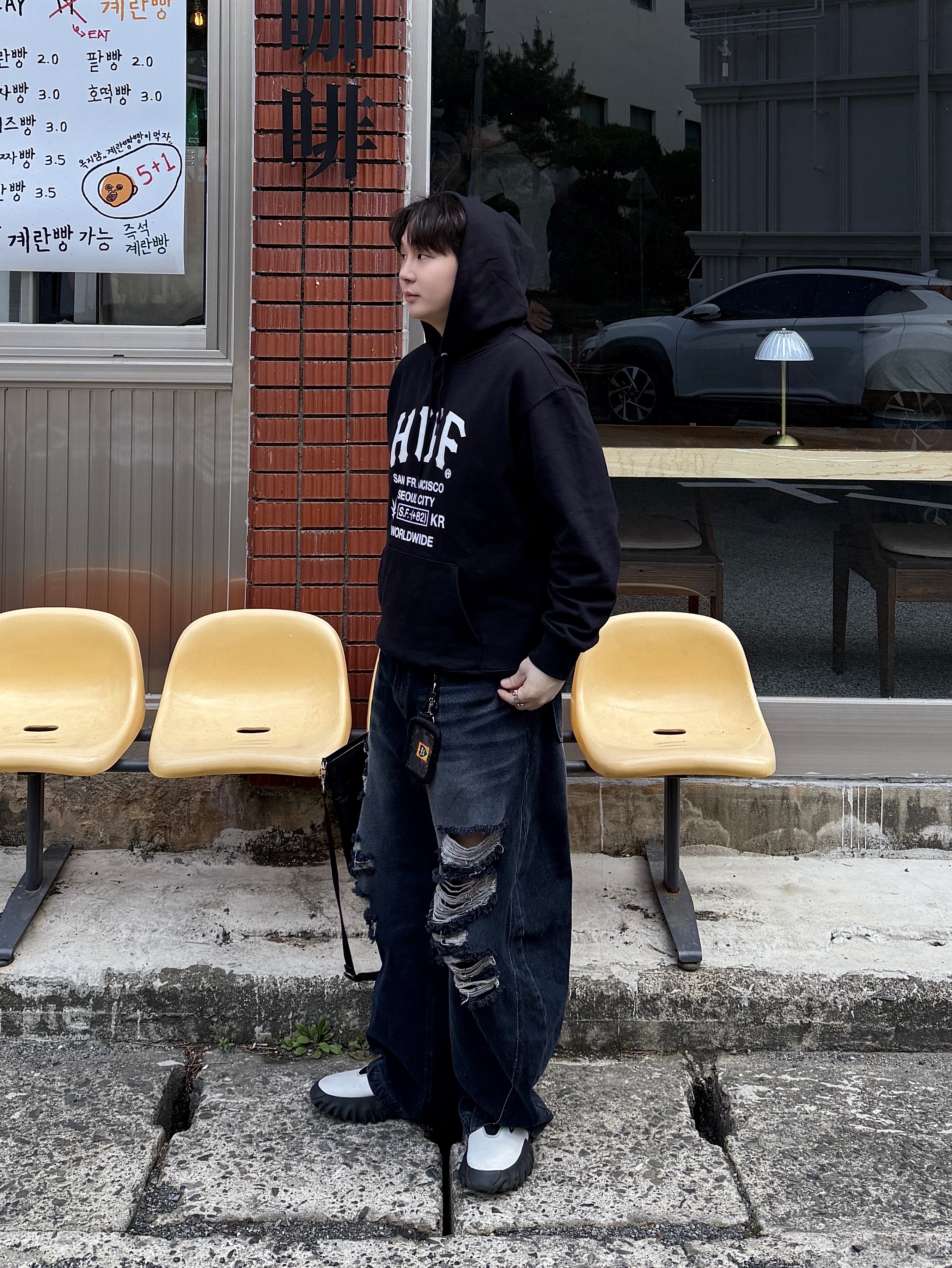 BLR Adjustable Waist Destroyed Denim Pants Dark Blue, Oakley Factory Team x Brain Dead x Ssense Chop Saw Mule White 착용 스타일 - 4