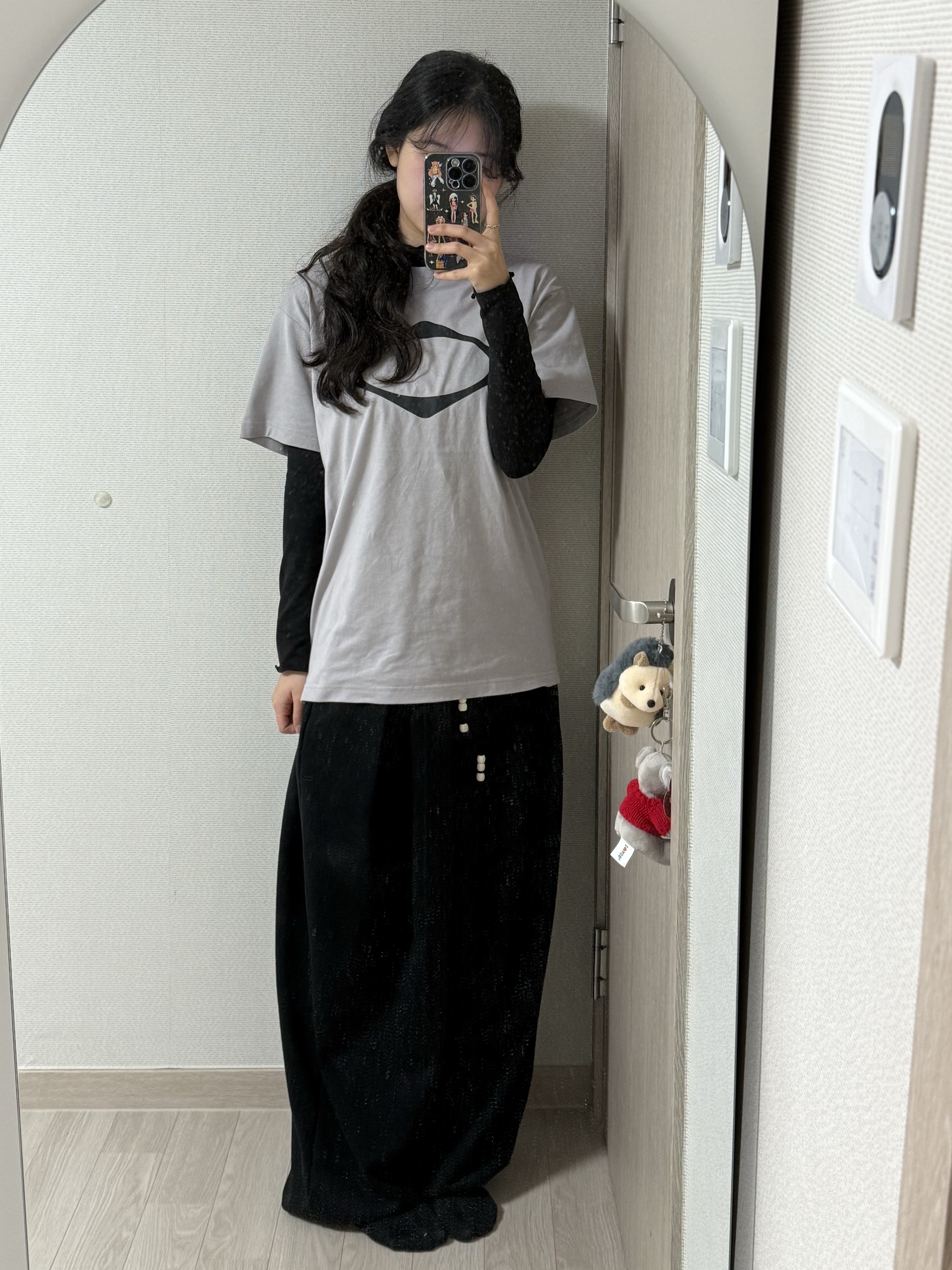 Mischief Rhombus Basic T-Shirt Dusty Pink 착용 스타일
