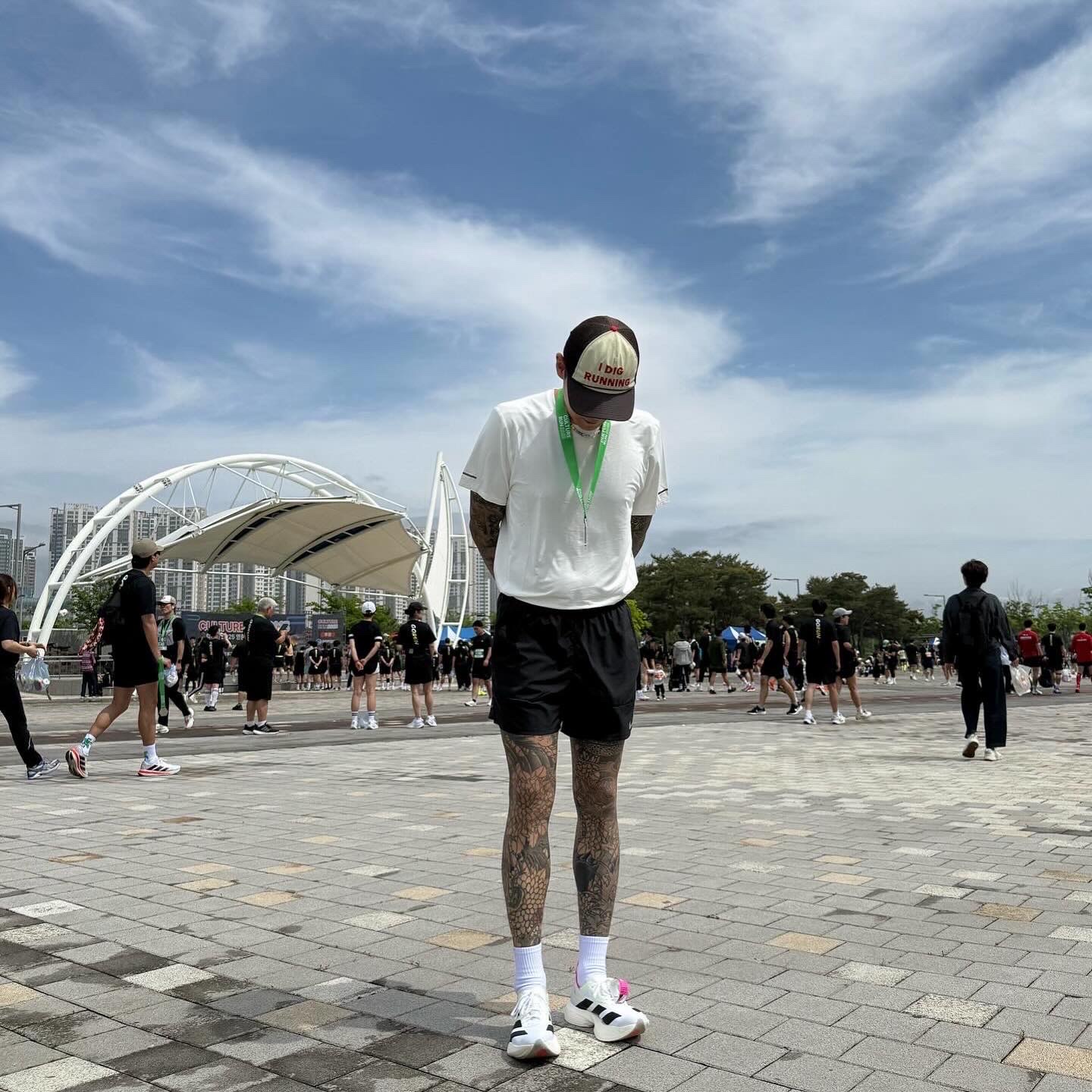 Alex Zono I Dig Running Trucker Hat OG Brown, Adidas Adizero Adios Pro 4 Cloud White Core Black 착용 스타일