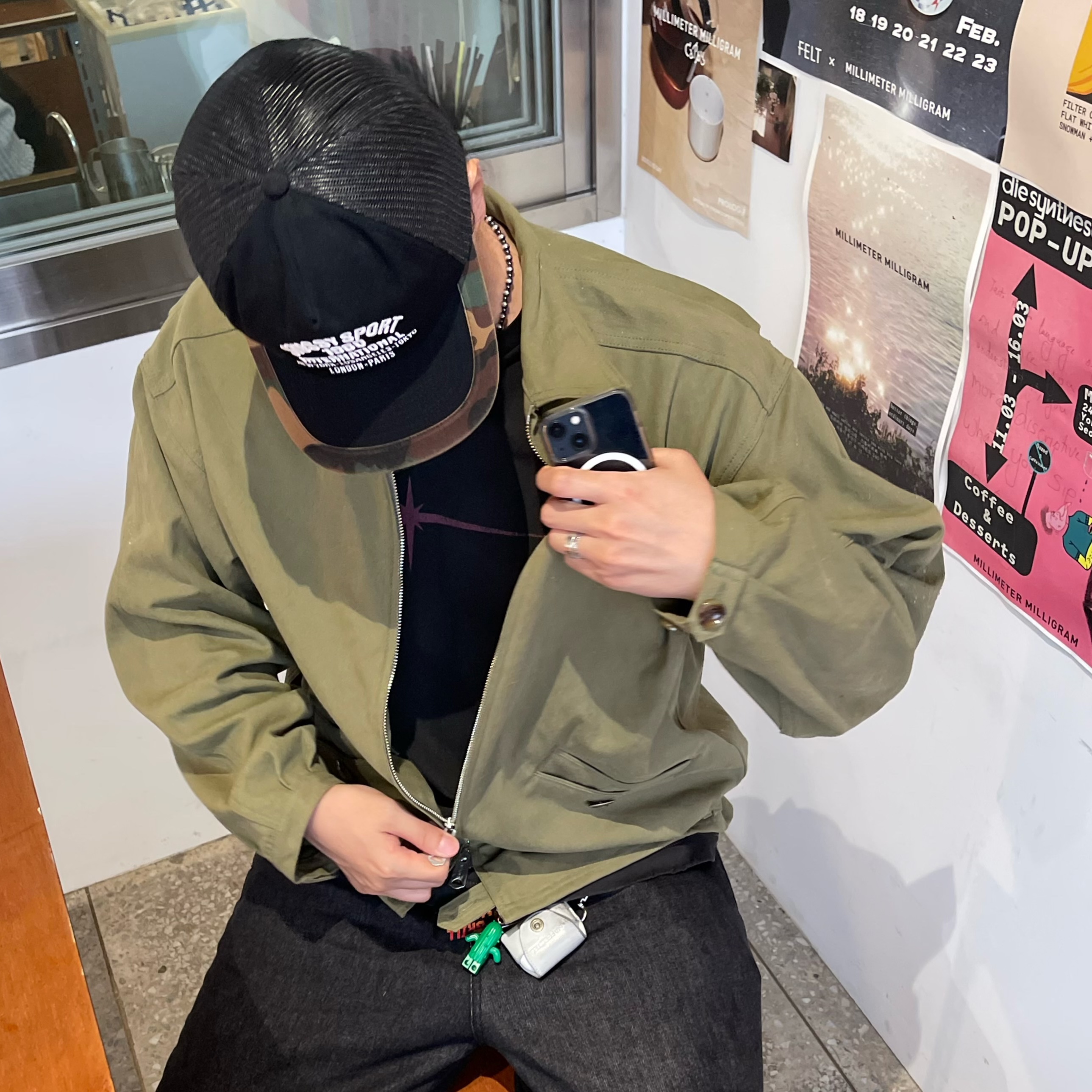 Stussy Trucker International Snapback Black 착용 스타일