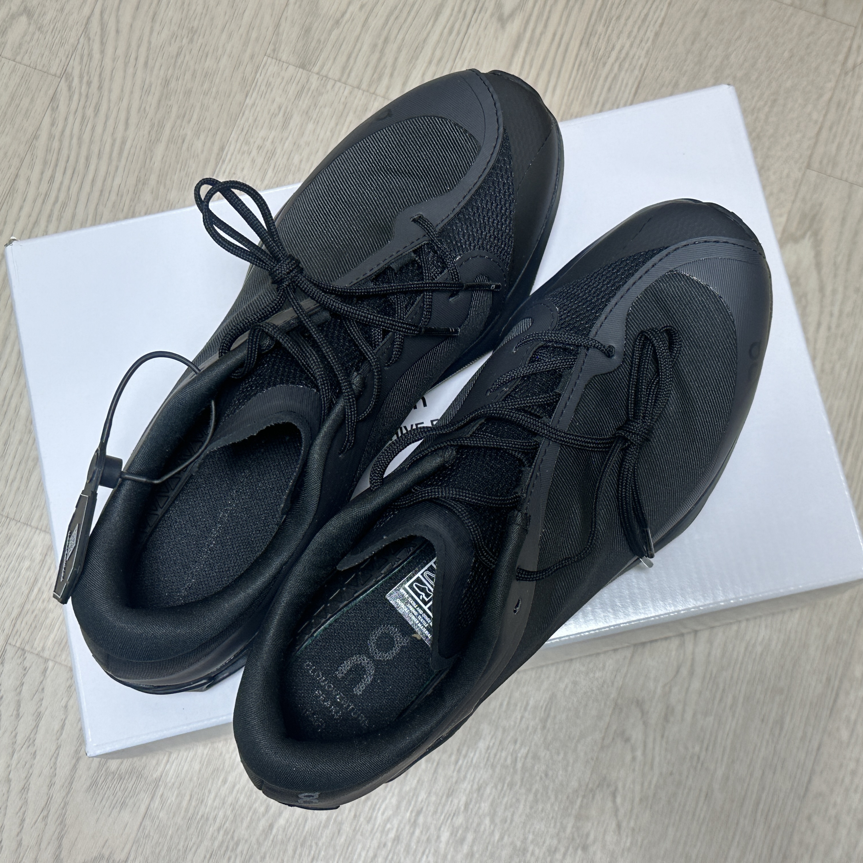 (W) On Running x Post Archive Faction (Paf) Cloudventure Peak All Black 착용 스타일 - 2