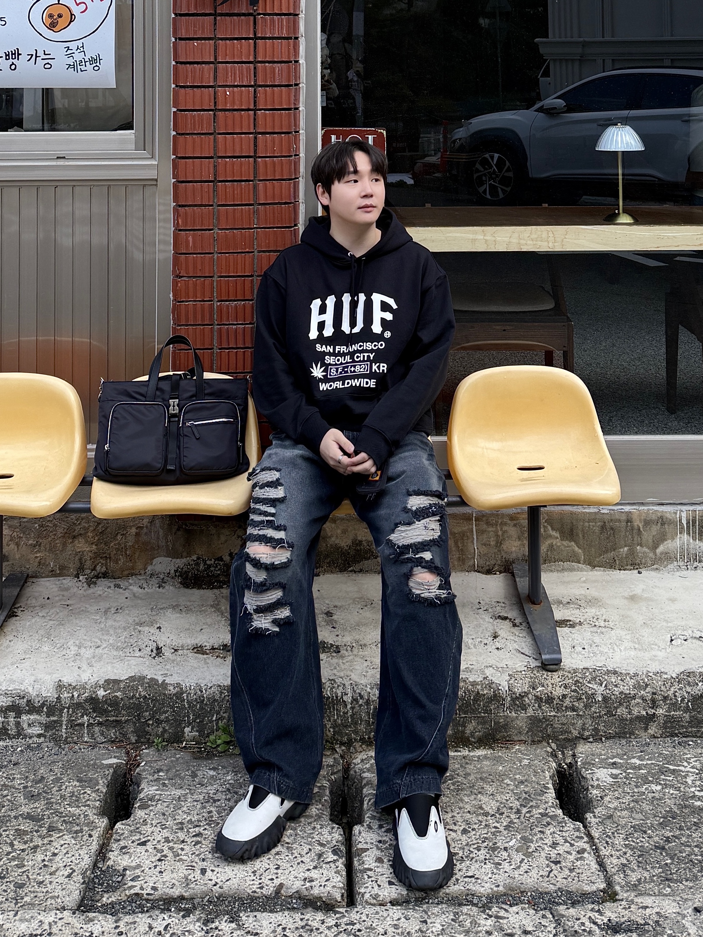 BLR Adjustable Waist Destroyed Denim Pants Dark Blue, Oakley Factory Team x Brain Dead x Ssense Chop Saw Mule White 착용 스타일 - 1