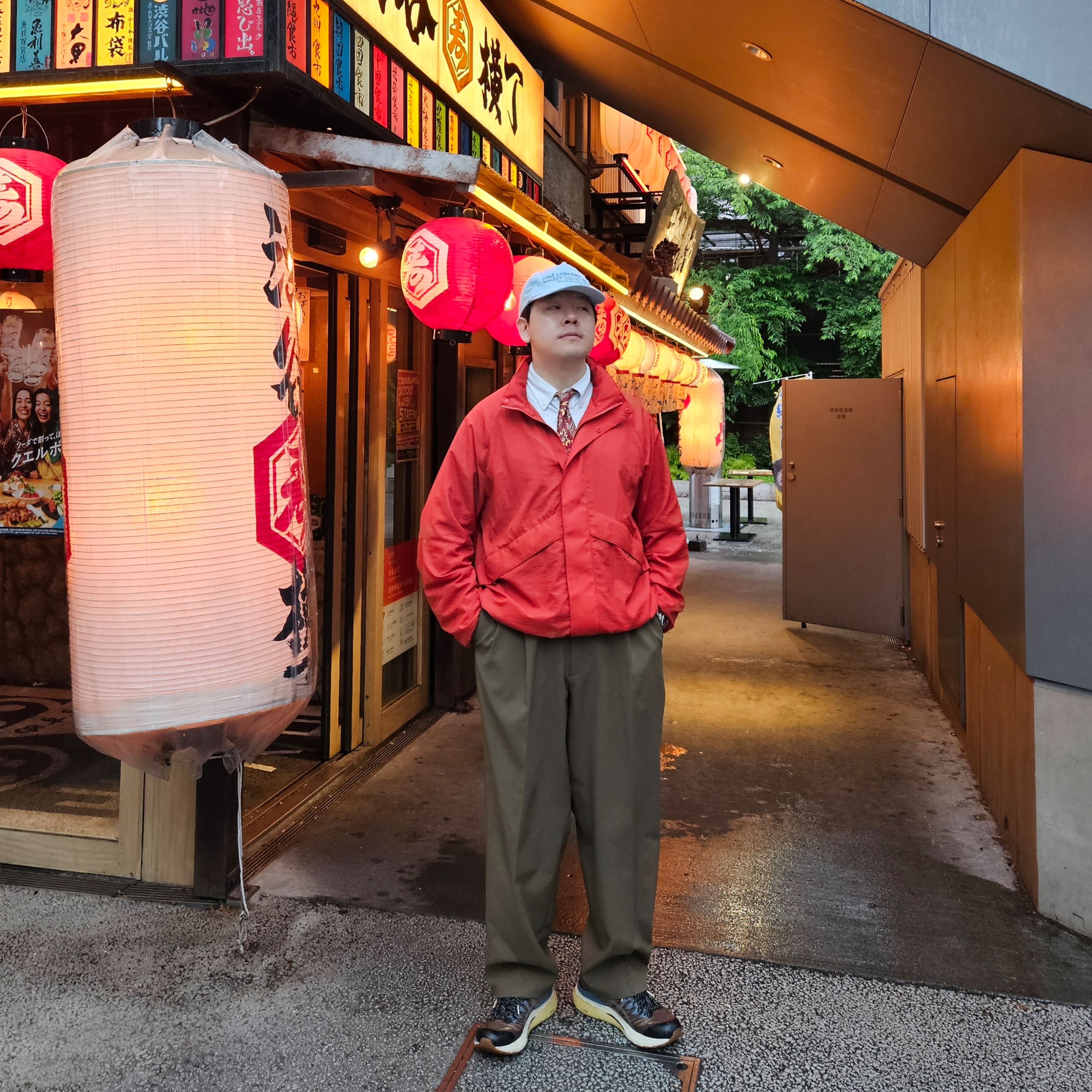 (W) Asics FN3-S Gel-Kayano 28 Anthracite Antique Gold, Uniqlo x Marni Wide Fit Pleated Trousers Olive 착용 스타일 - 2