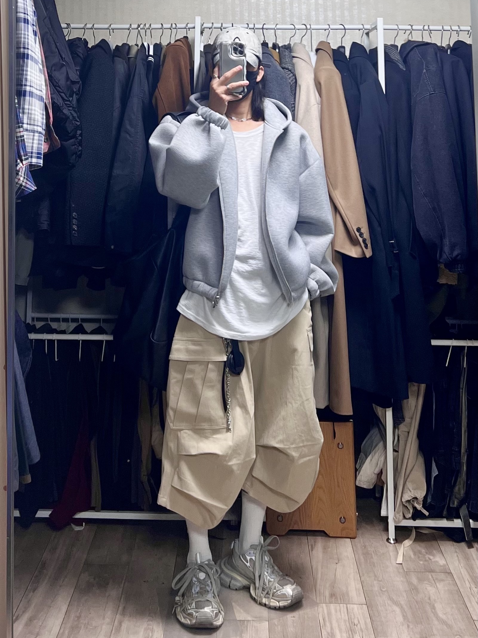 Nonnod Side cargo shorts Beige, Balenciaga 3XL Sneakers Light Beige 착용 스타일