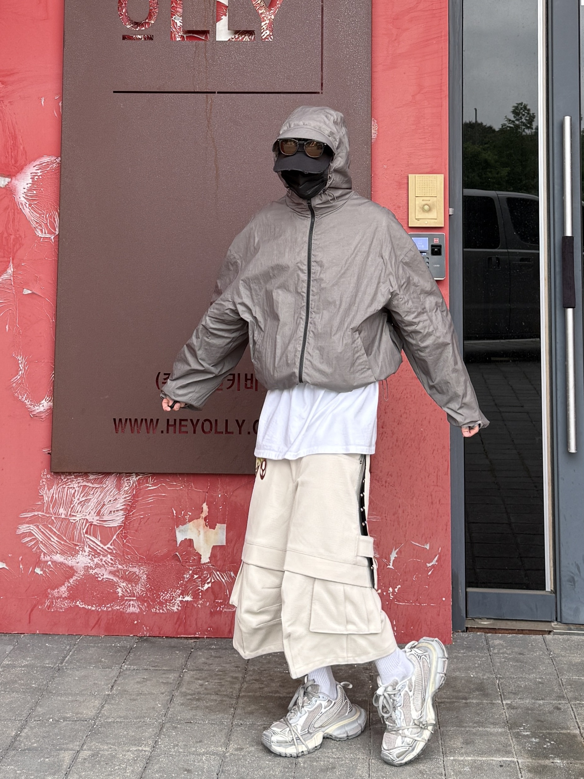 Kamien Titan Bermuda Pants Light Beige, Kamien x MJD Double Hole Belt Black Shearling Calfskin 착용 스타일 - 2