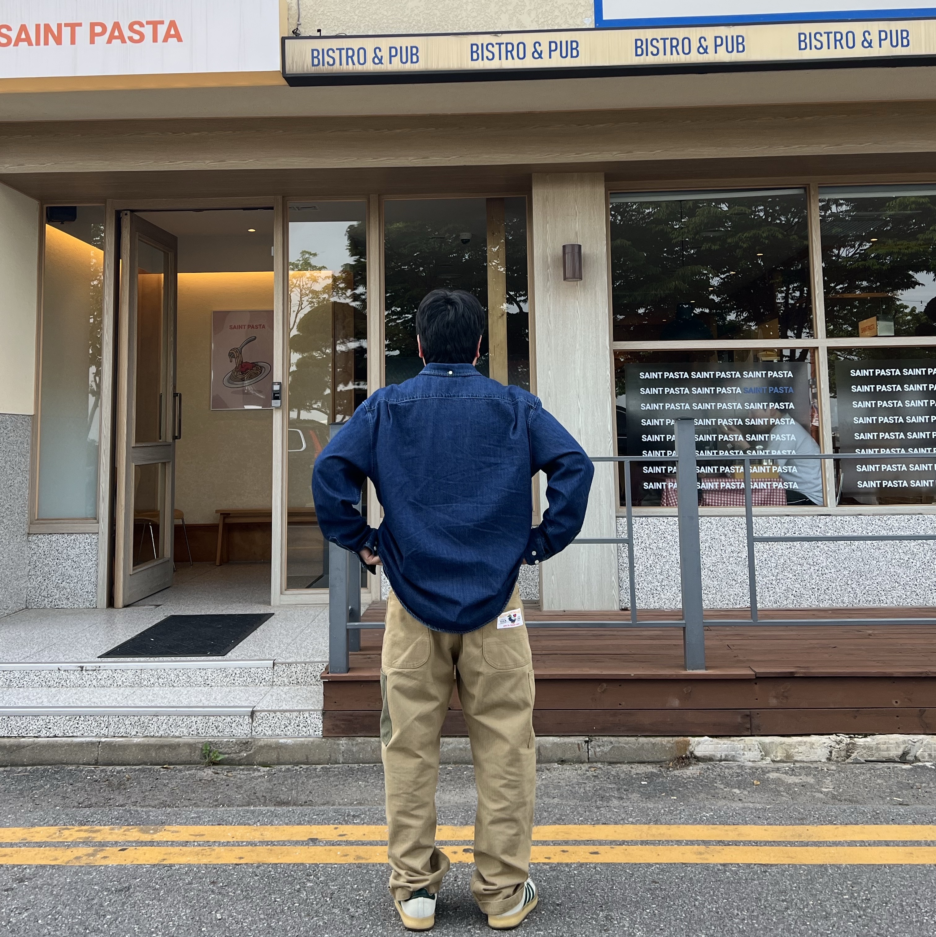Supreme Small Box Shirt Rinsed Denim - 24FW, Human Made Herringbone Painter Pants Beige 착용 스타일 - 2