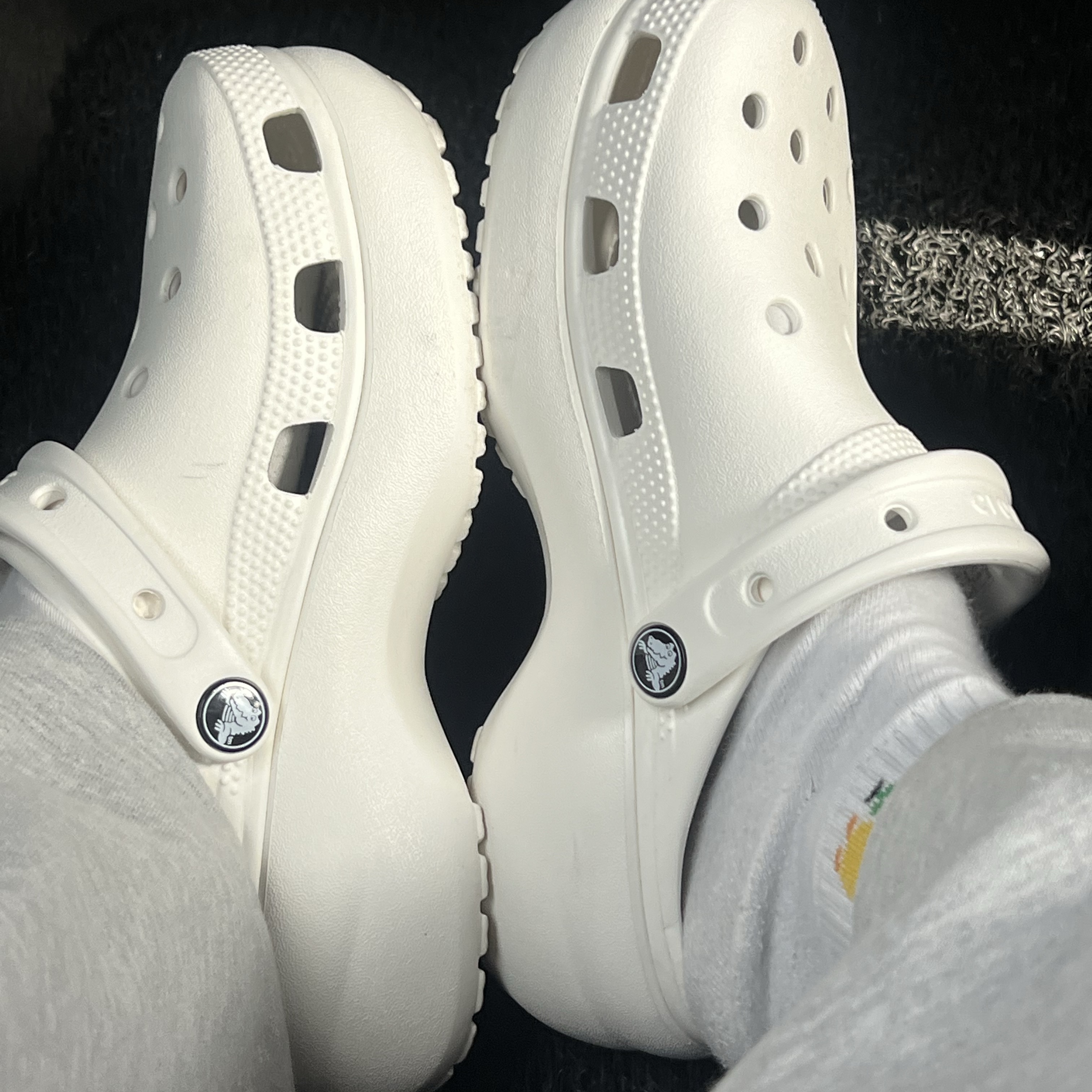(W) Crocs Classic Platform Clog White 착용 스타일 - 2